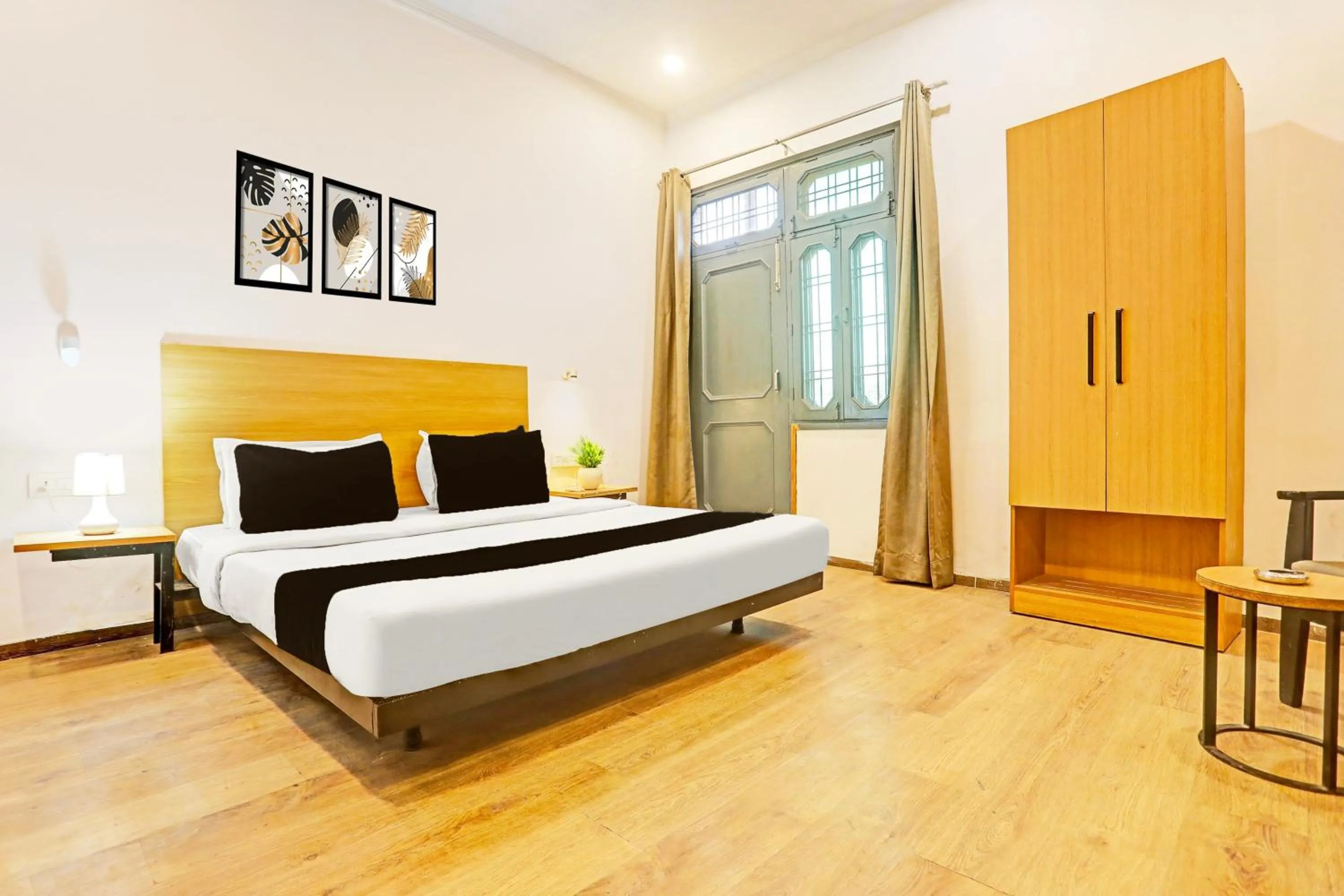 Bedroom, Bed in Super Townhouse Vijay Khand Gomti Nagar