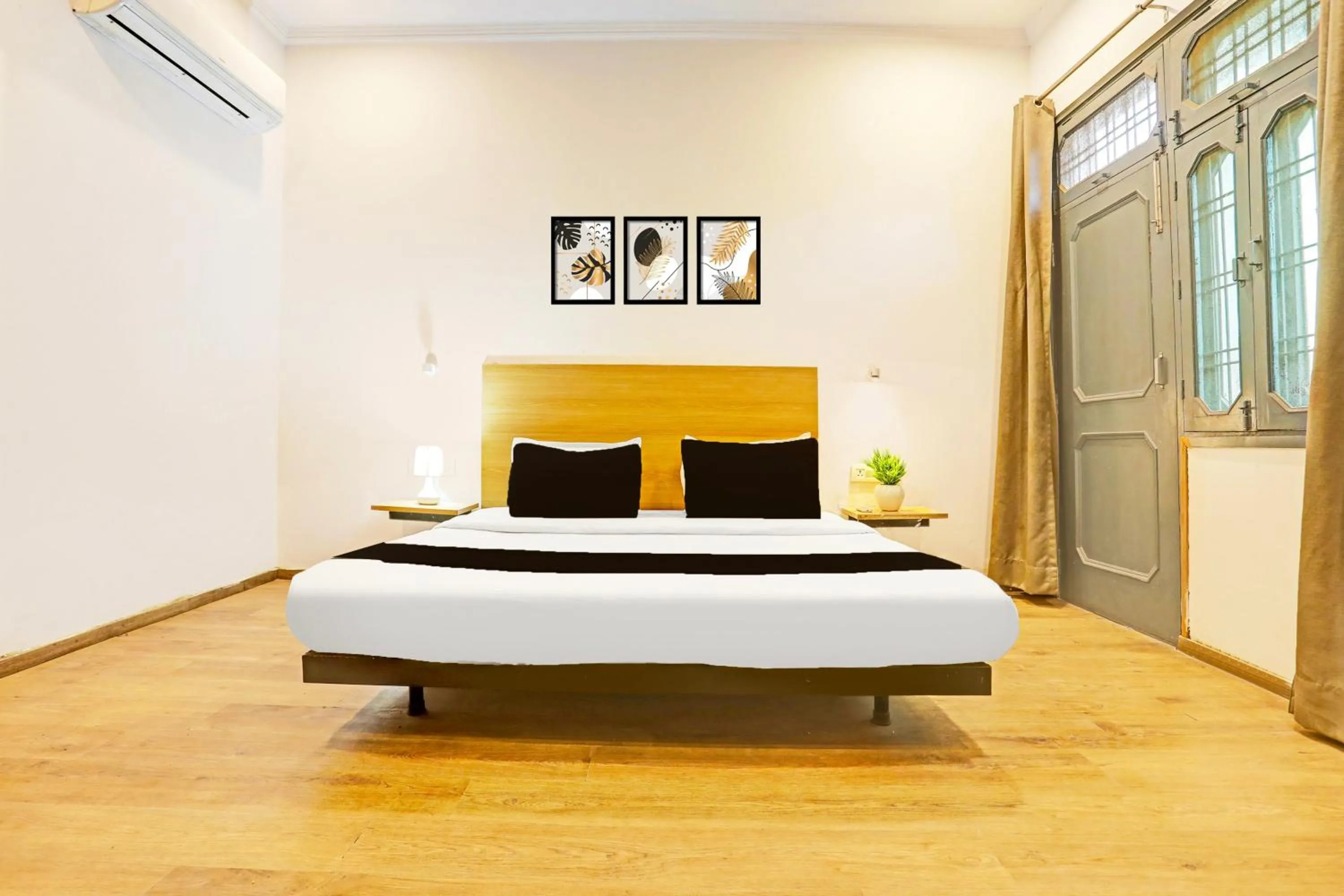 Bedroom, Bed in Super Townhouse Vijay Khand Gomti Nagar