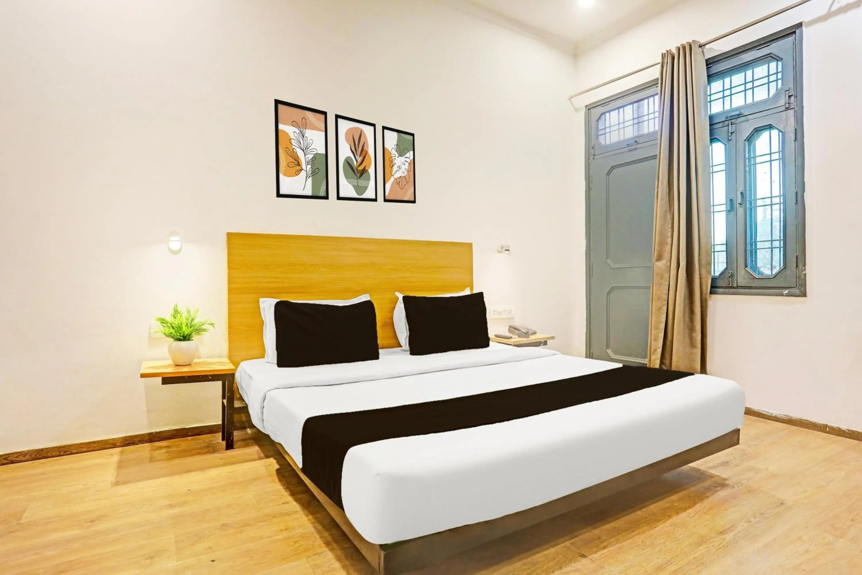 Bedroom, Bed in Super Townhouse Vijay Khand Gomti Nagar