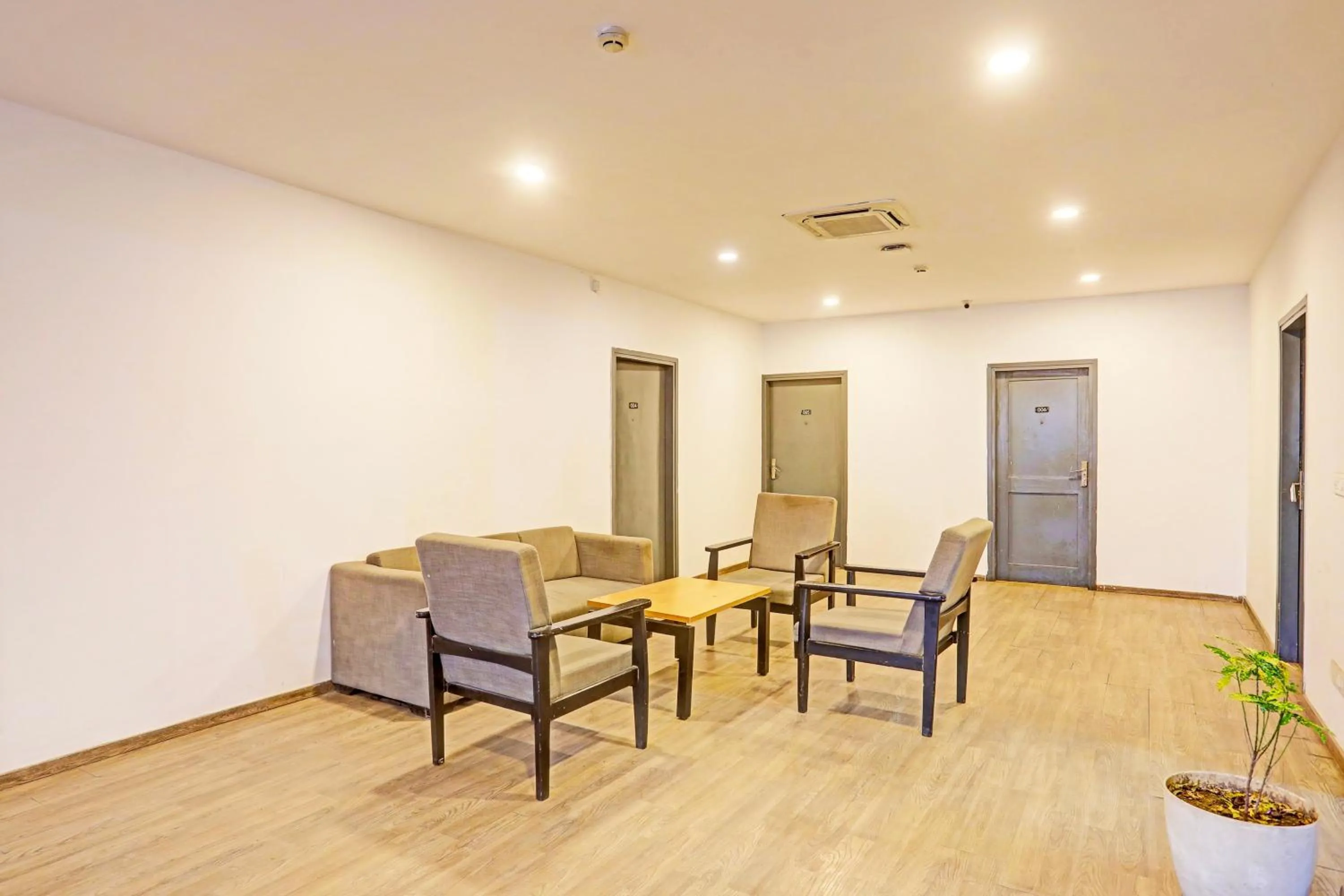 Lobby or reception in Super Townhouse Vijay Khand Gomti Nagar