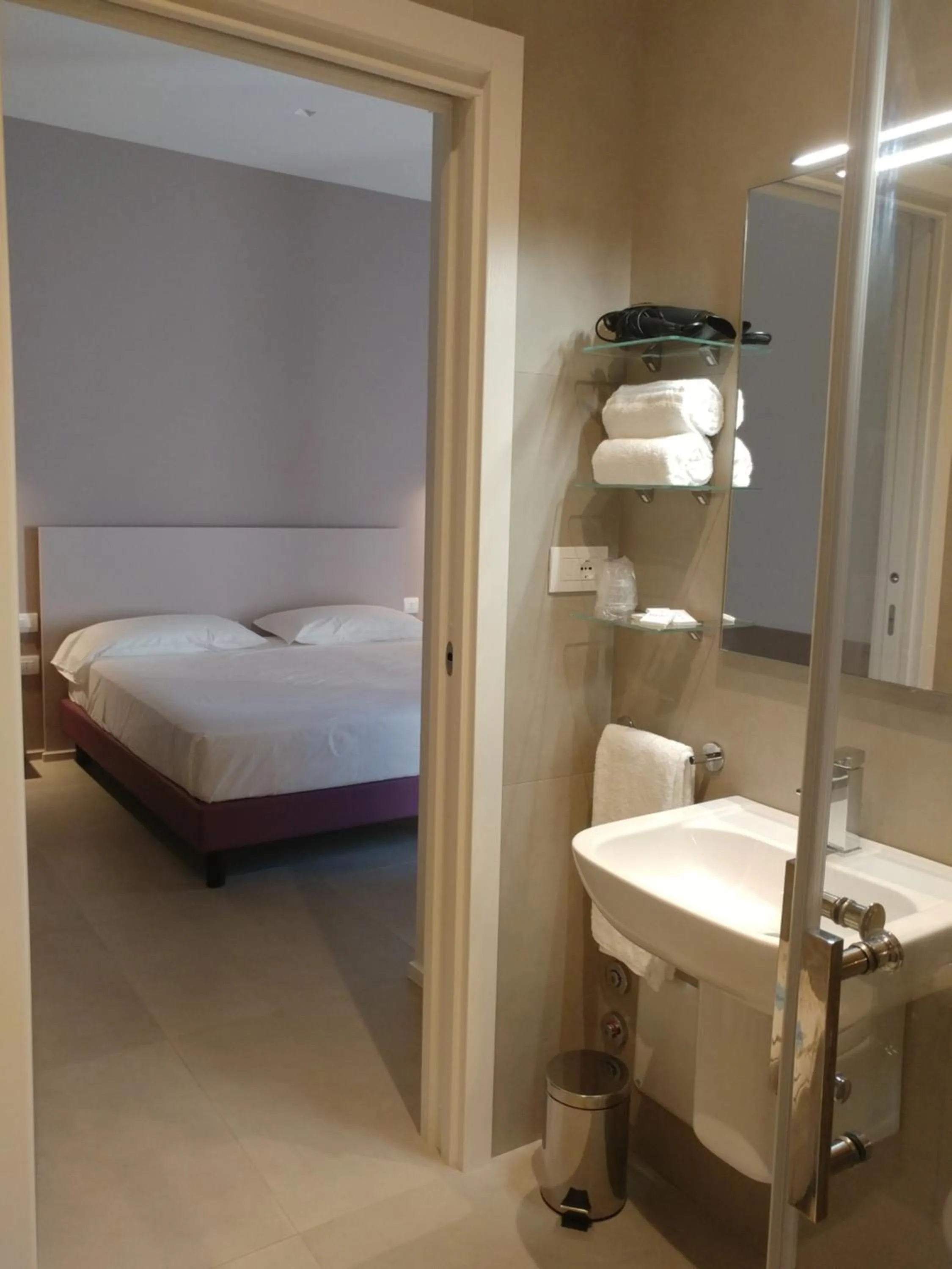Bathroom, Bed in SALAPIA SALIS RESORT