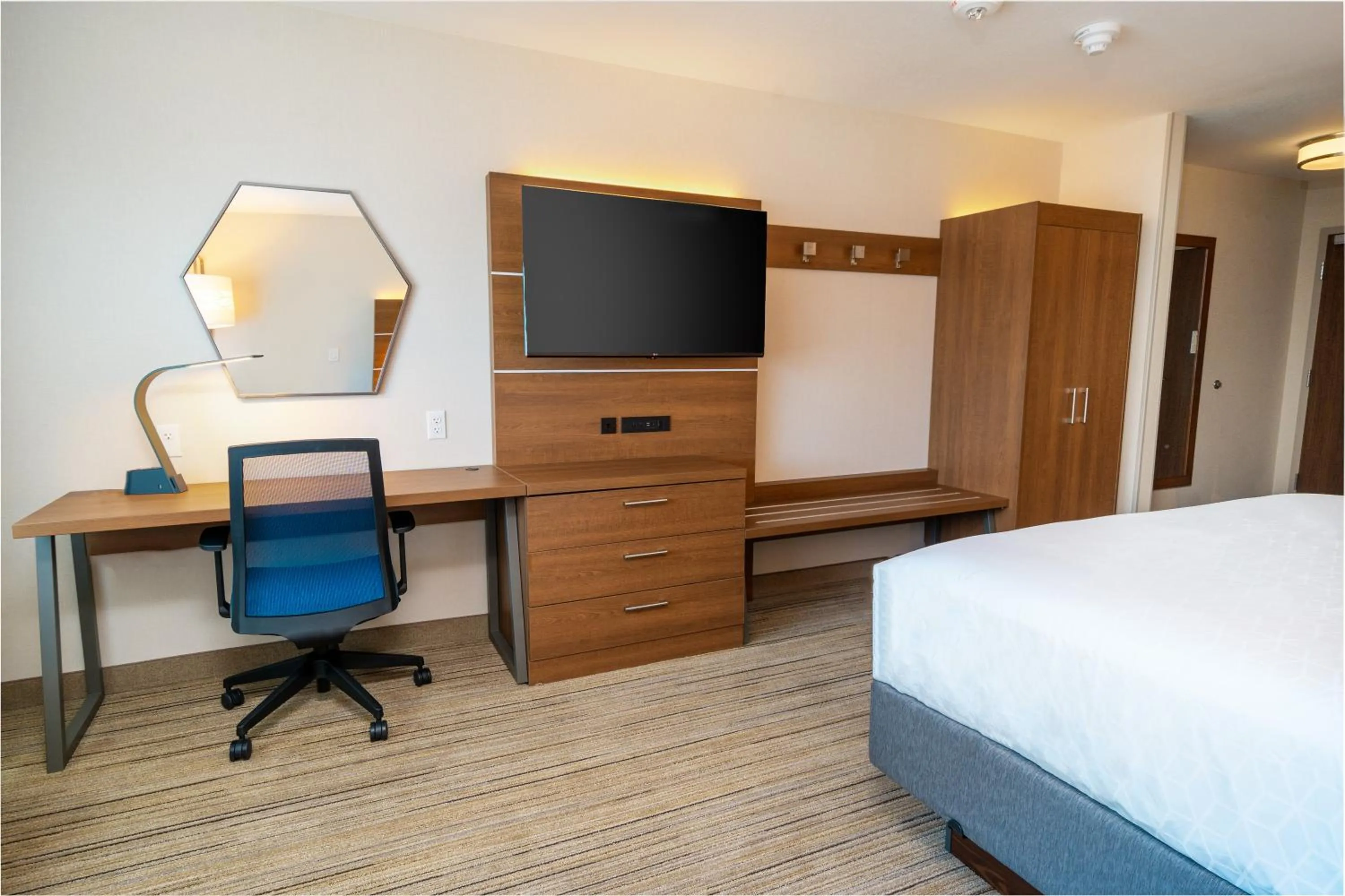 Photo of the whole room, Bed in Holiday Inn Express & Suites - Las Vegas - E Tropicana by IHG