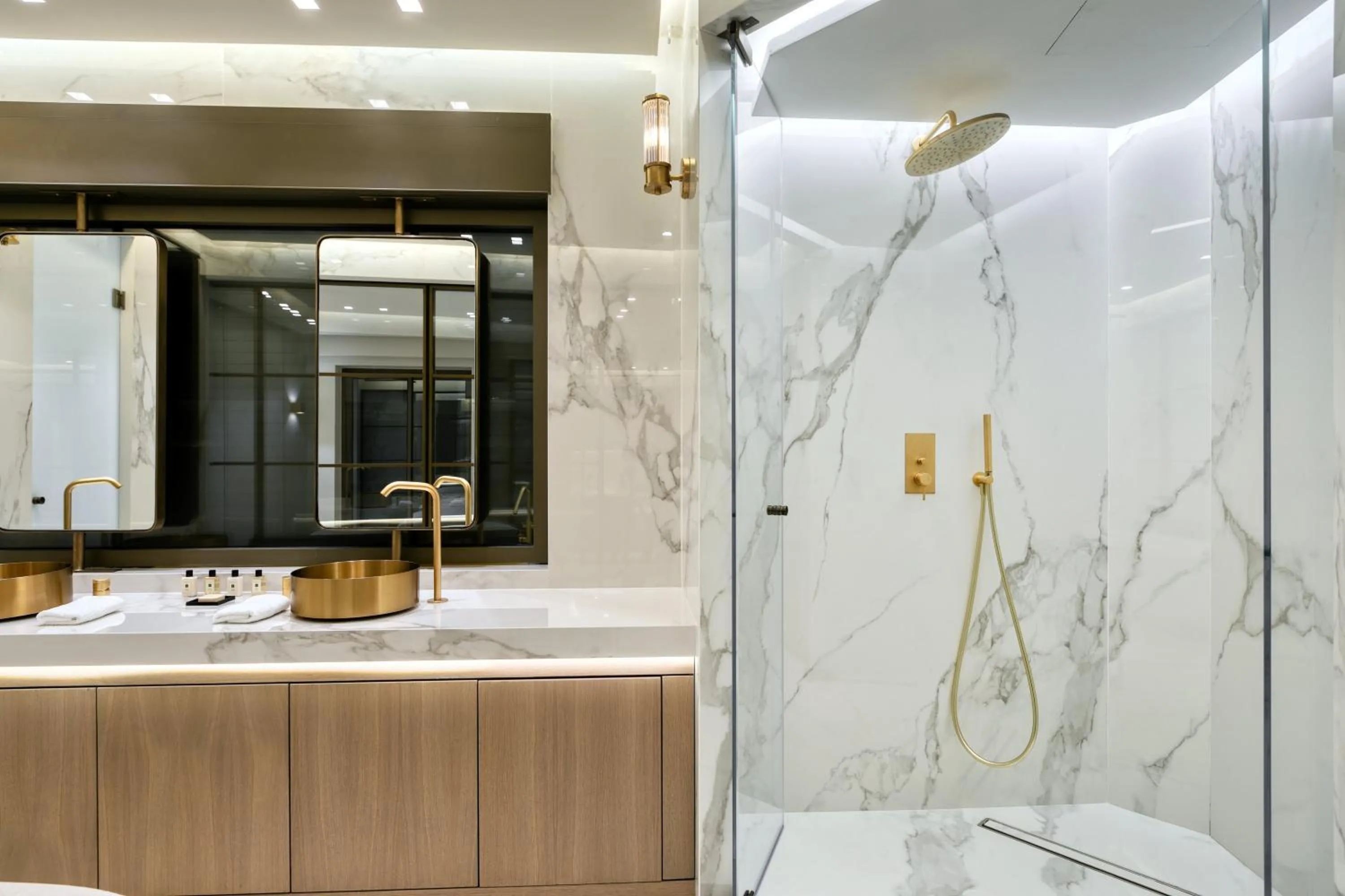 Shower in The One Acropolis