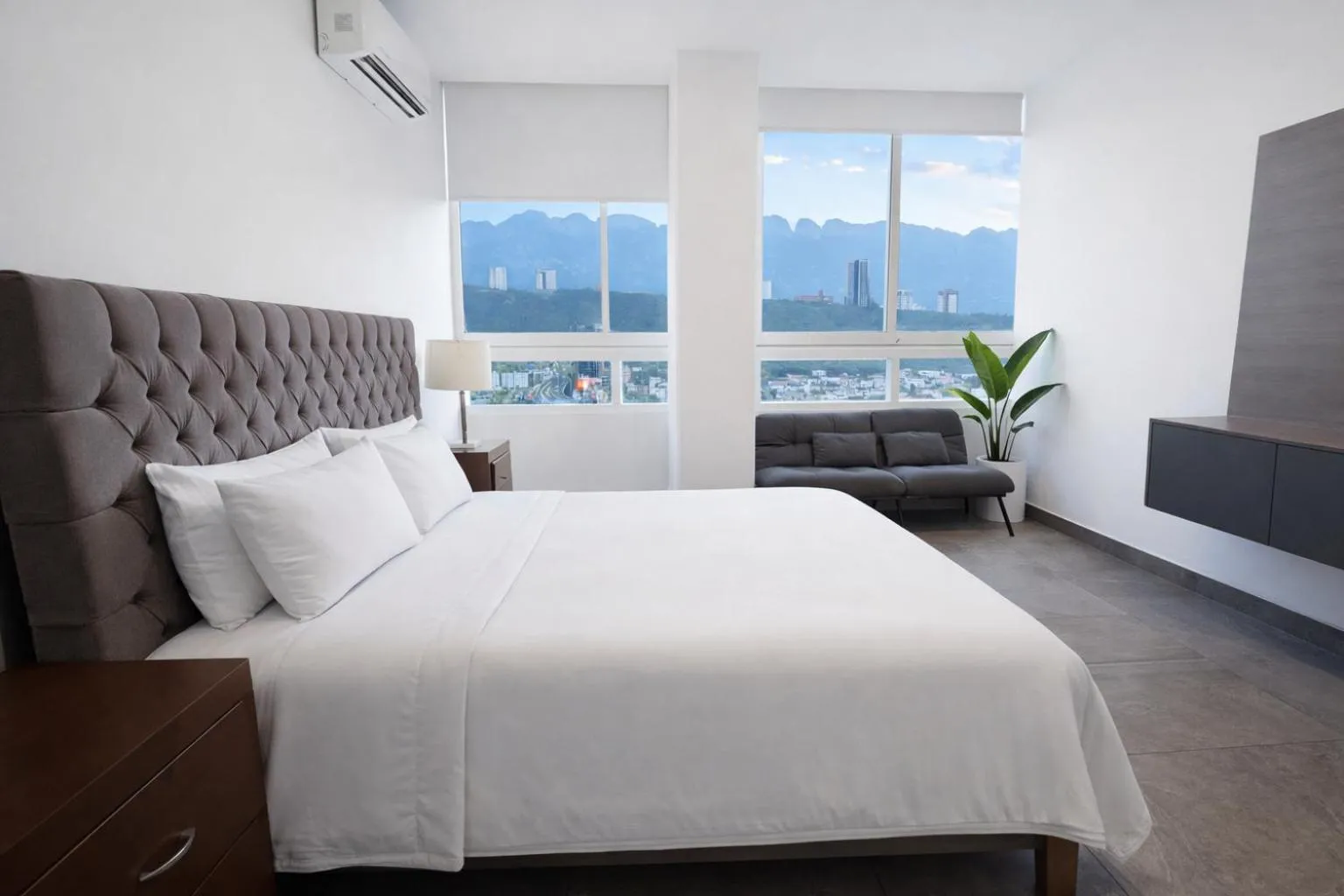 Bed in Stylish Panoramic Views City Loft