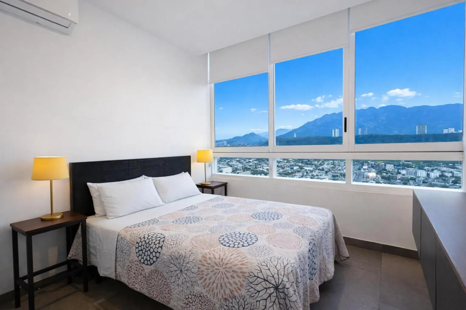 Bed in Stylish Panoramic Views City Loft