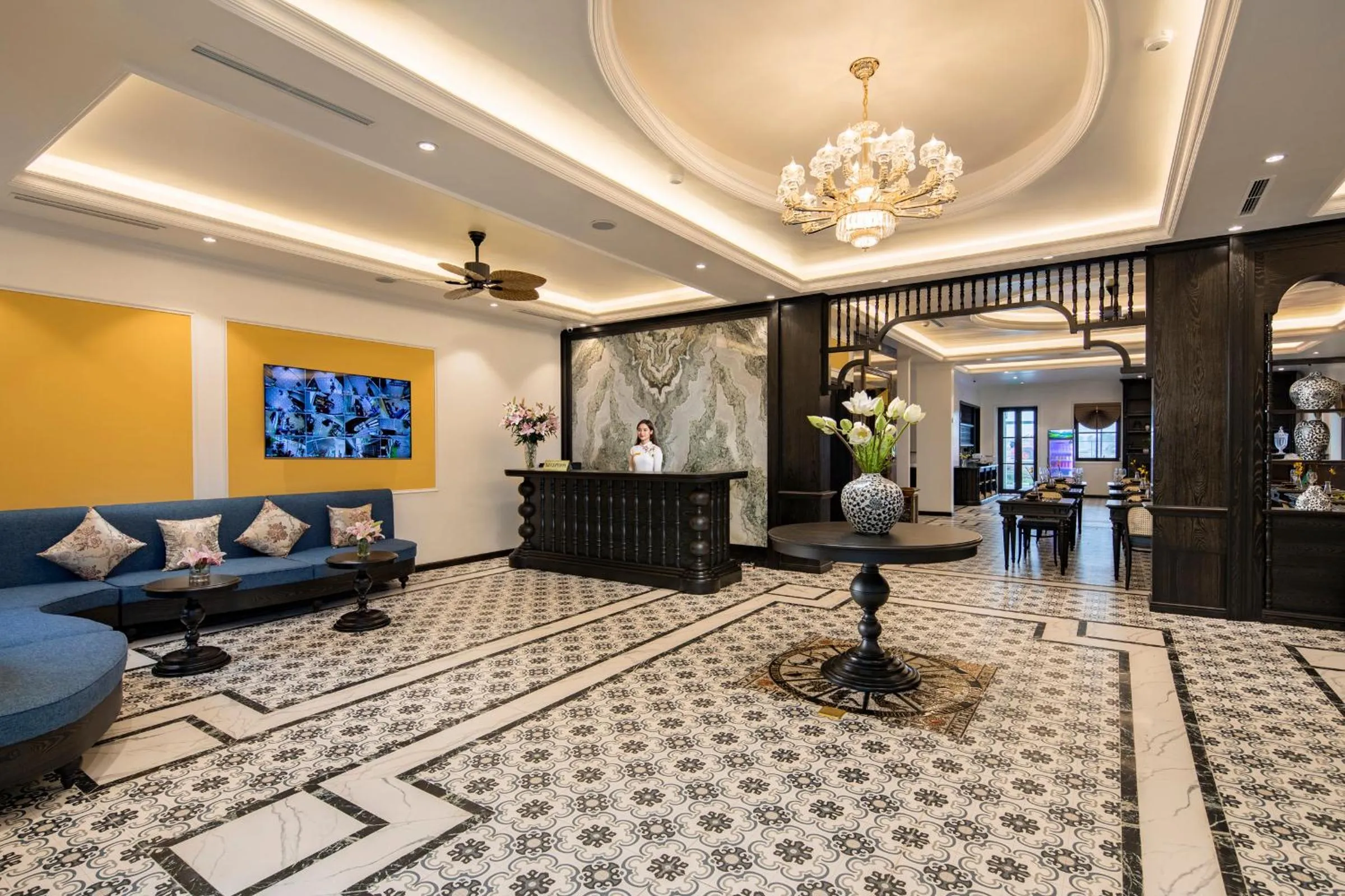 Communal lounge/ TV room in Ha Long Essence Hotel