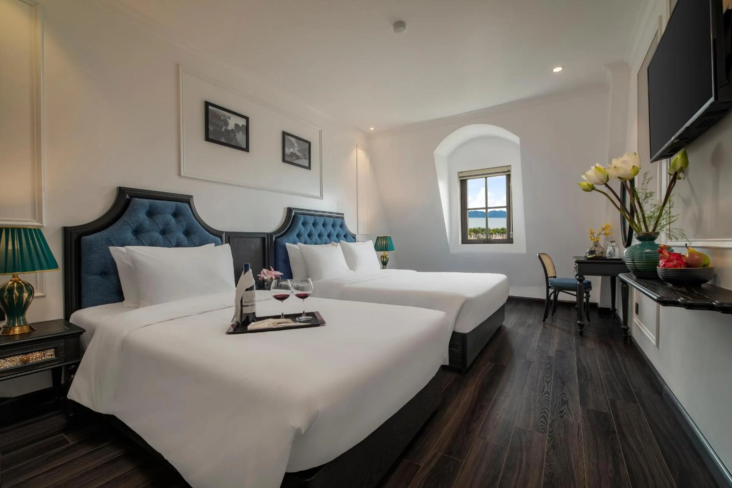 Restaurant/places to eat, Bed in Ha Long Essence Hotel