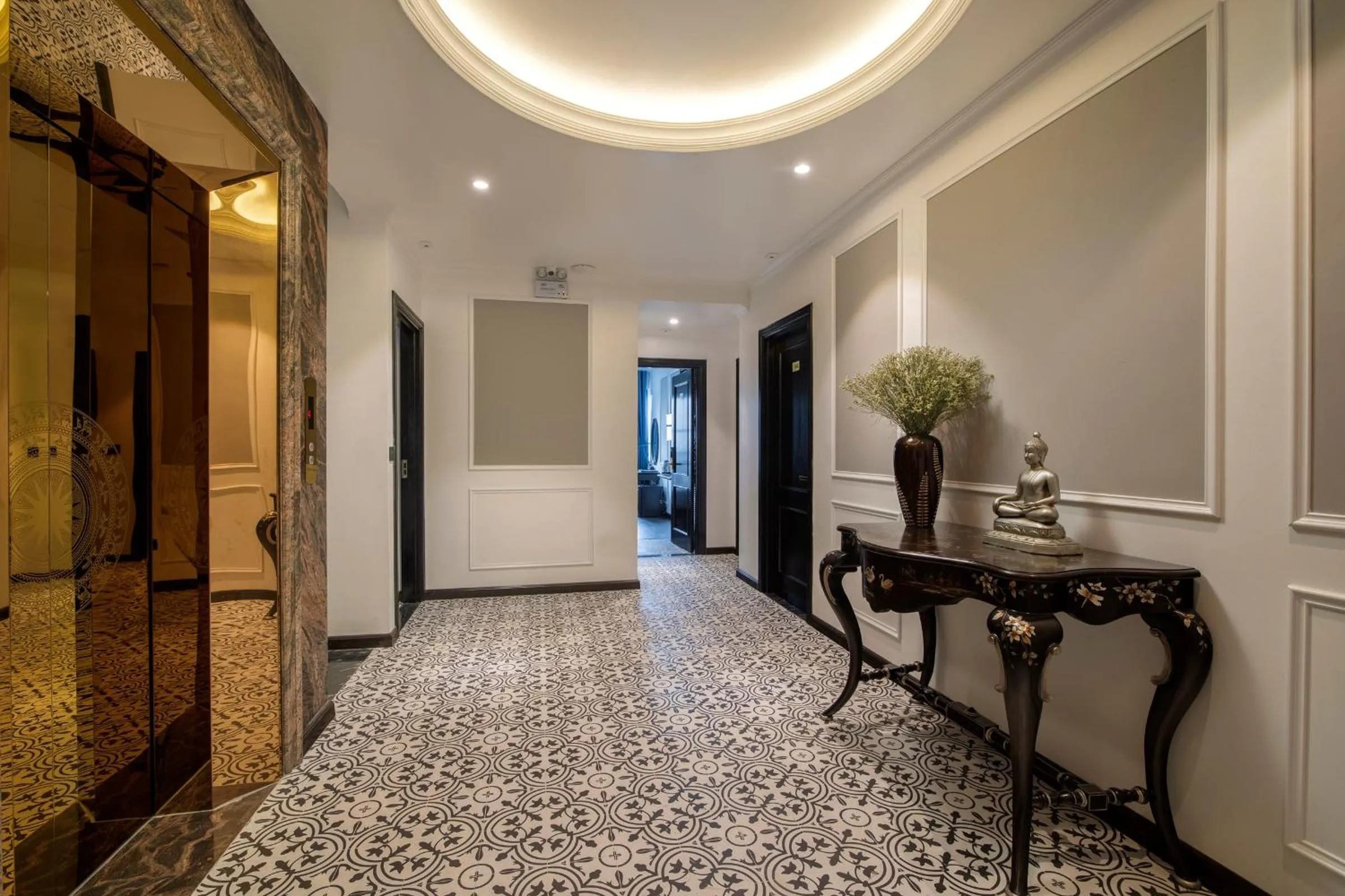 Property building in Ha Long Essence Hotel