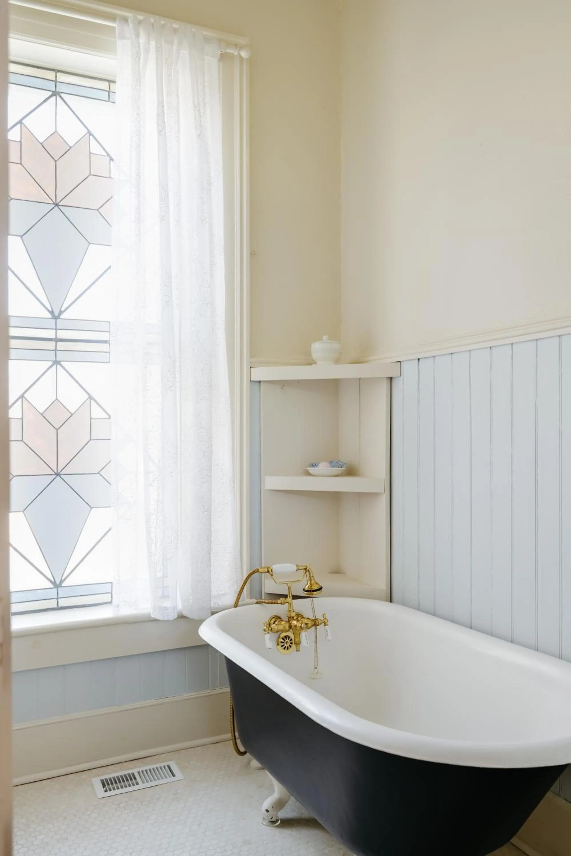 Bath in The Mulberry Inn -An Historic Bed and Breakfast