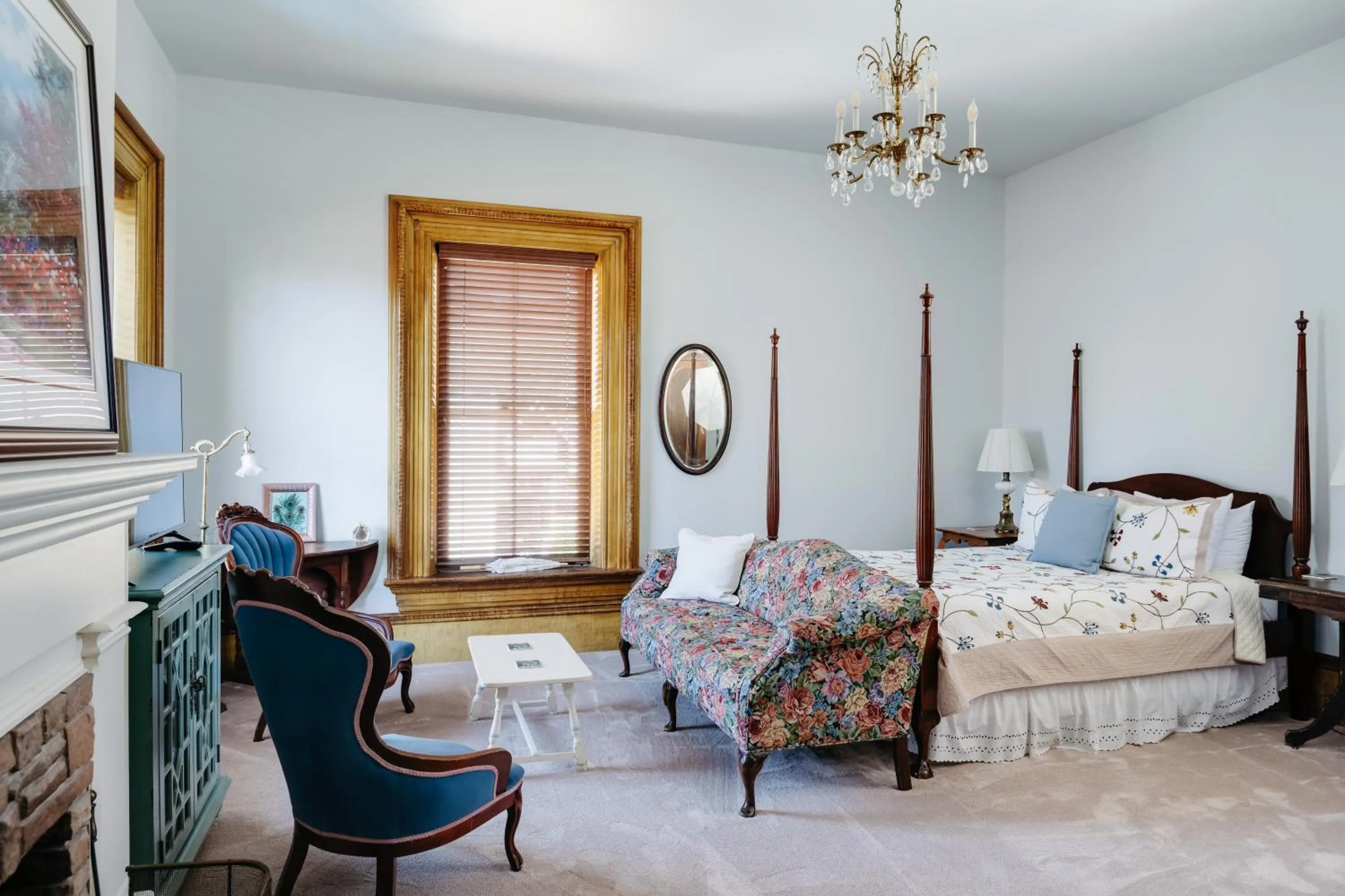 Bed in The Mulberry Inn -An Historic Bed and Breakfast