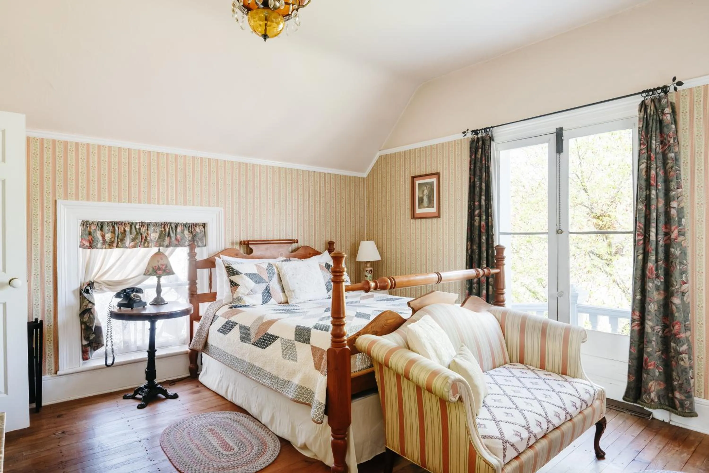 Seating area, Bed in The Mulberry Inn -An Historic Bed and Breakfast