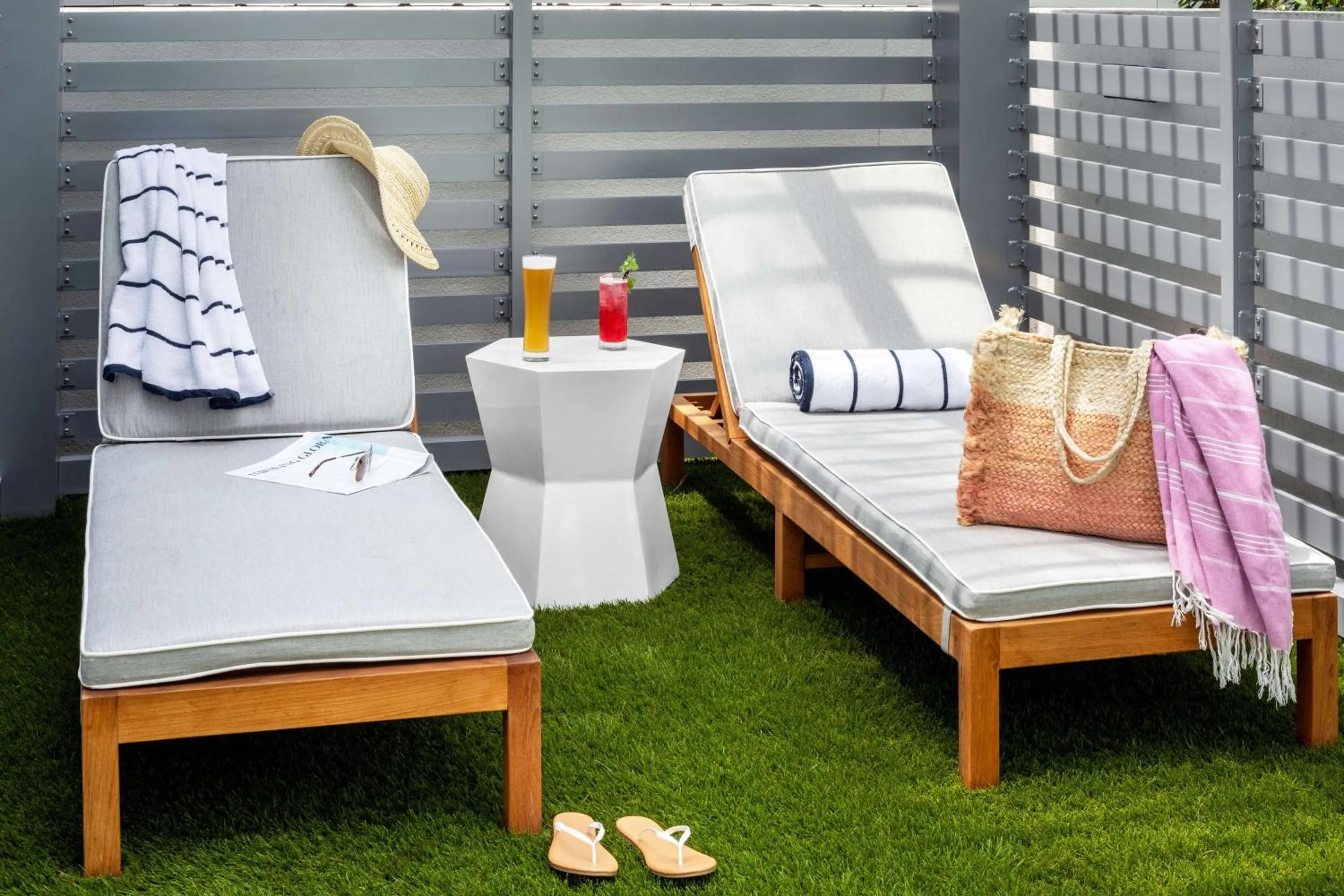 Pool view, Bed in Hilton Miami Aventura