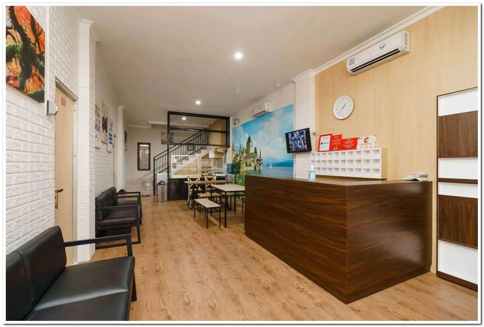 Lobby or reception in RedDoorz near JIEXPO Kemayoran 2