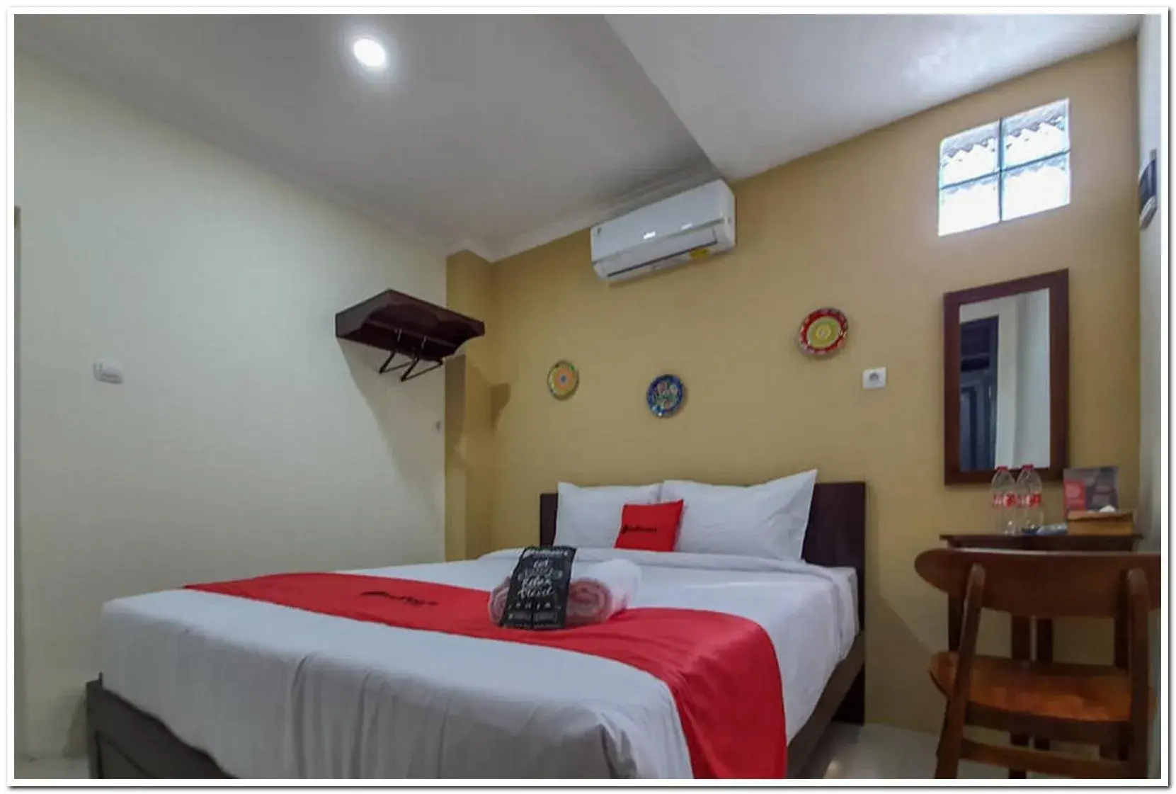 Bedroom, Bed in RedDoorz Syariah near Solo Square Mall Bedroom, Bed in RedDoorz Syariah near Solo Square Mall