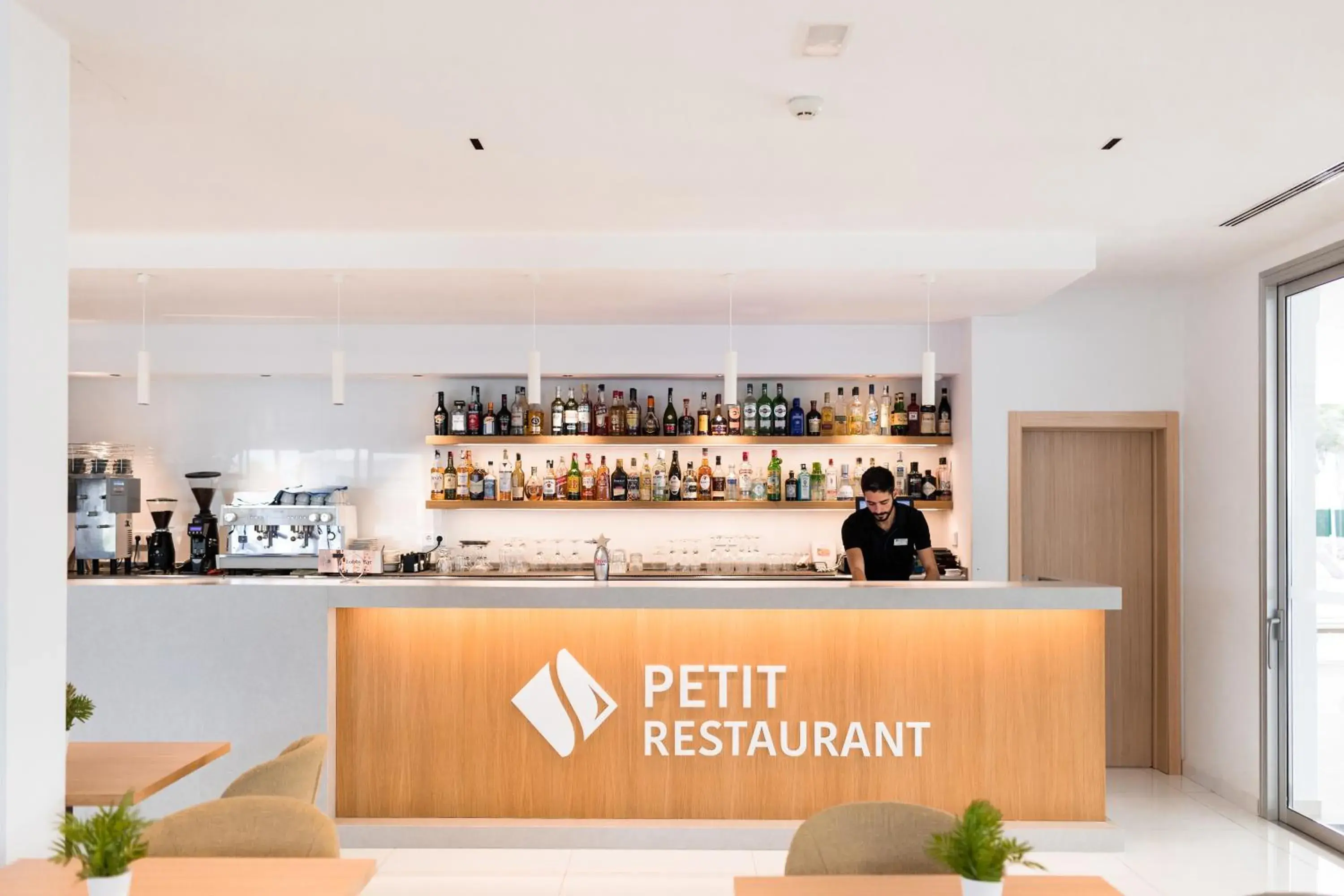 Lounge or bar in Petit Sagitario Adults only Lounge or bar in Petit Sagitario Adults only