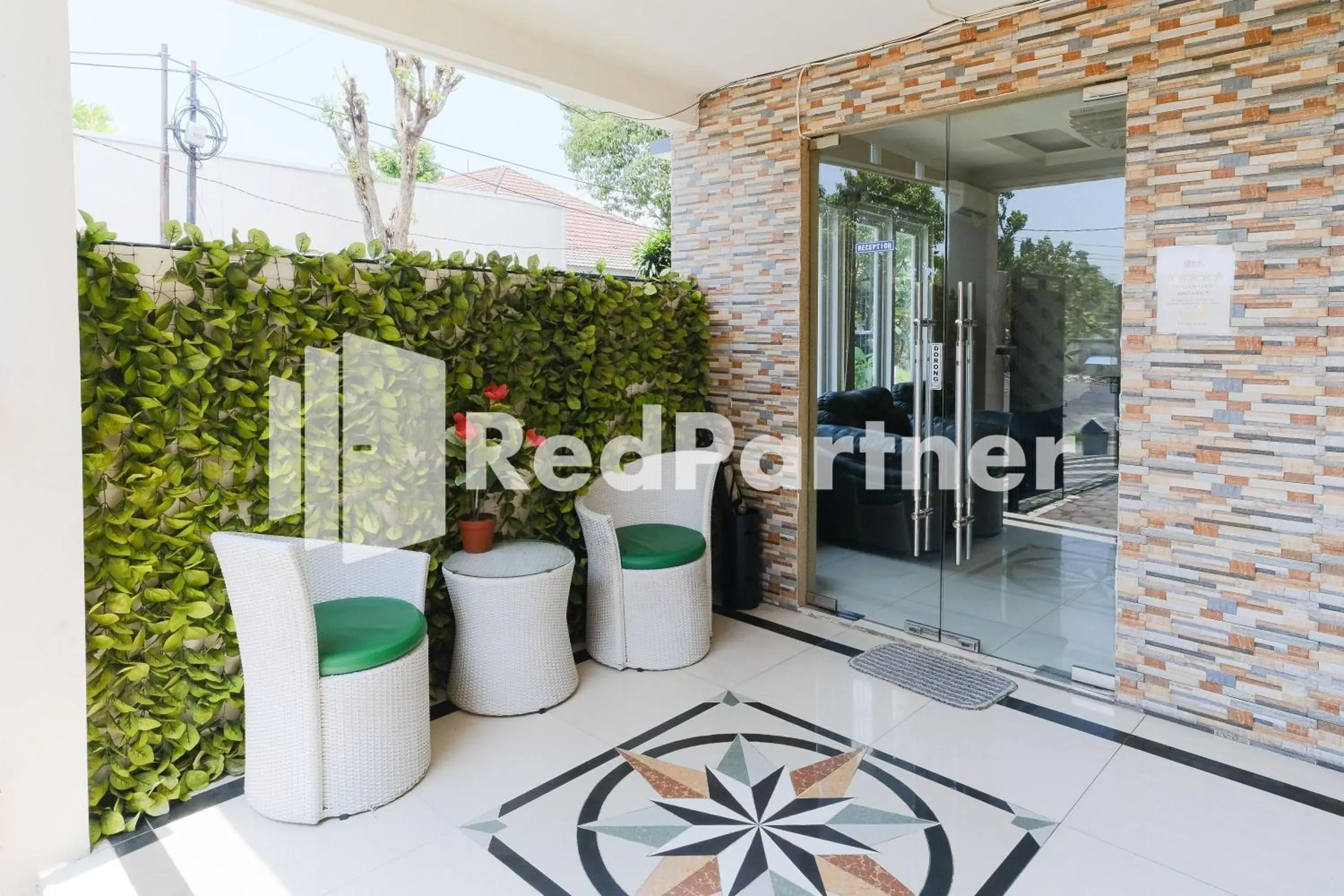 Property building in Dea Homestay Syariah at Kertomenanggal Surabaya Mitra RedDoorz Property building in Dea Homestay Syariah at Kertomenanggal Surabaya Mitra RedDoorz