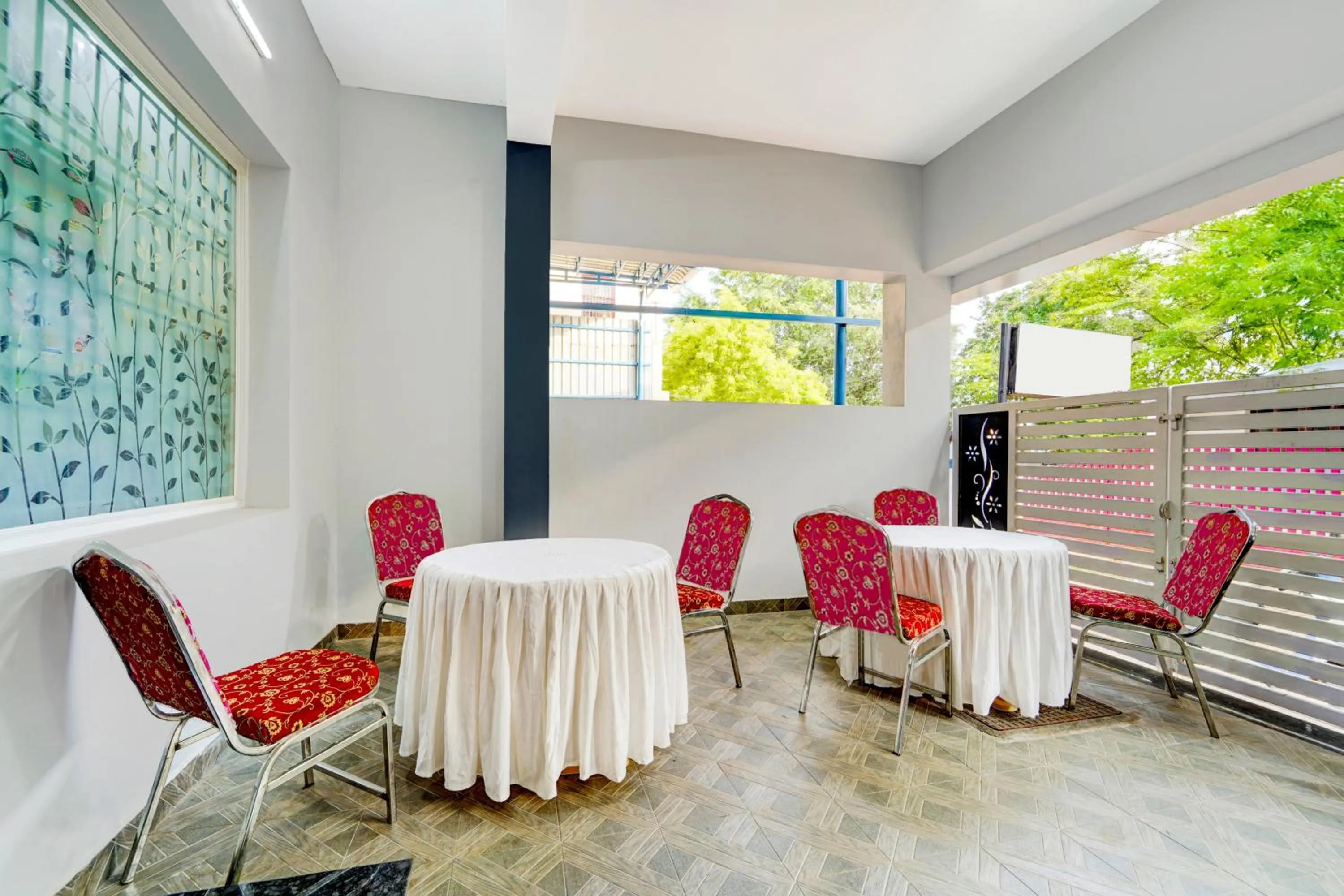 Dining area in Super Hotel O Madurai Near Bus Stand
