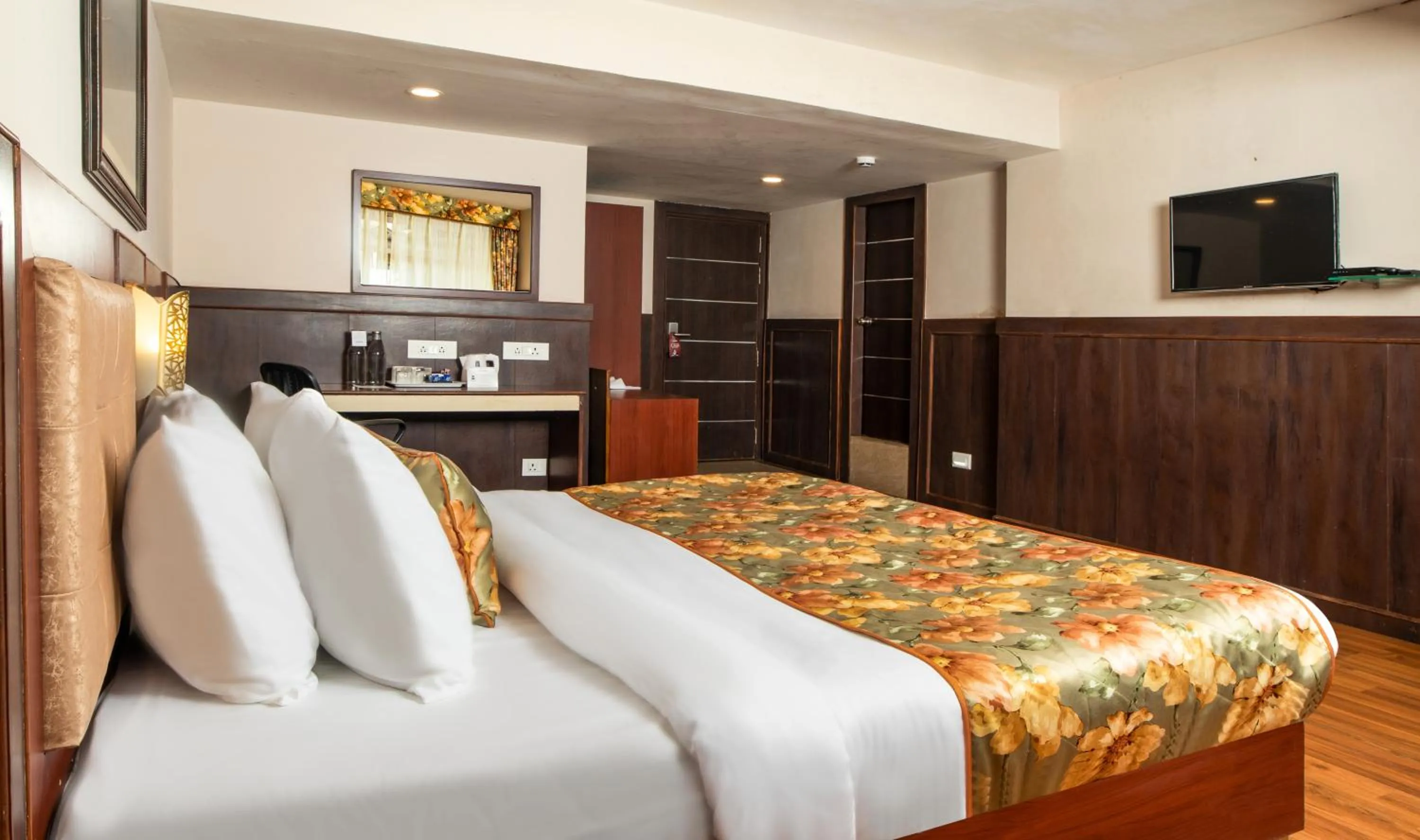 Bed in Summit Oakden Resort & Spa Mall Road