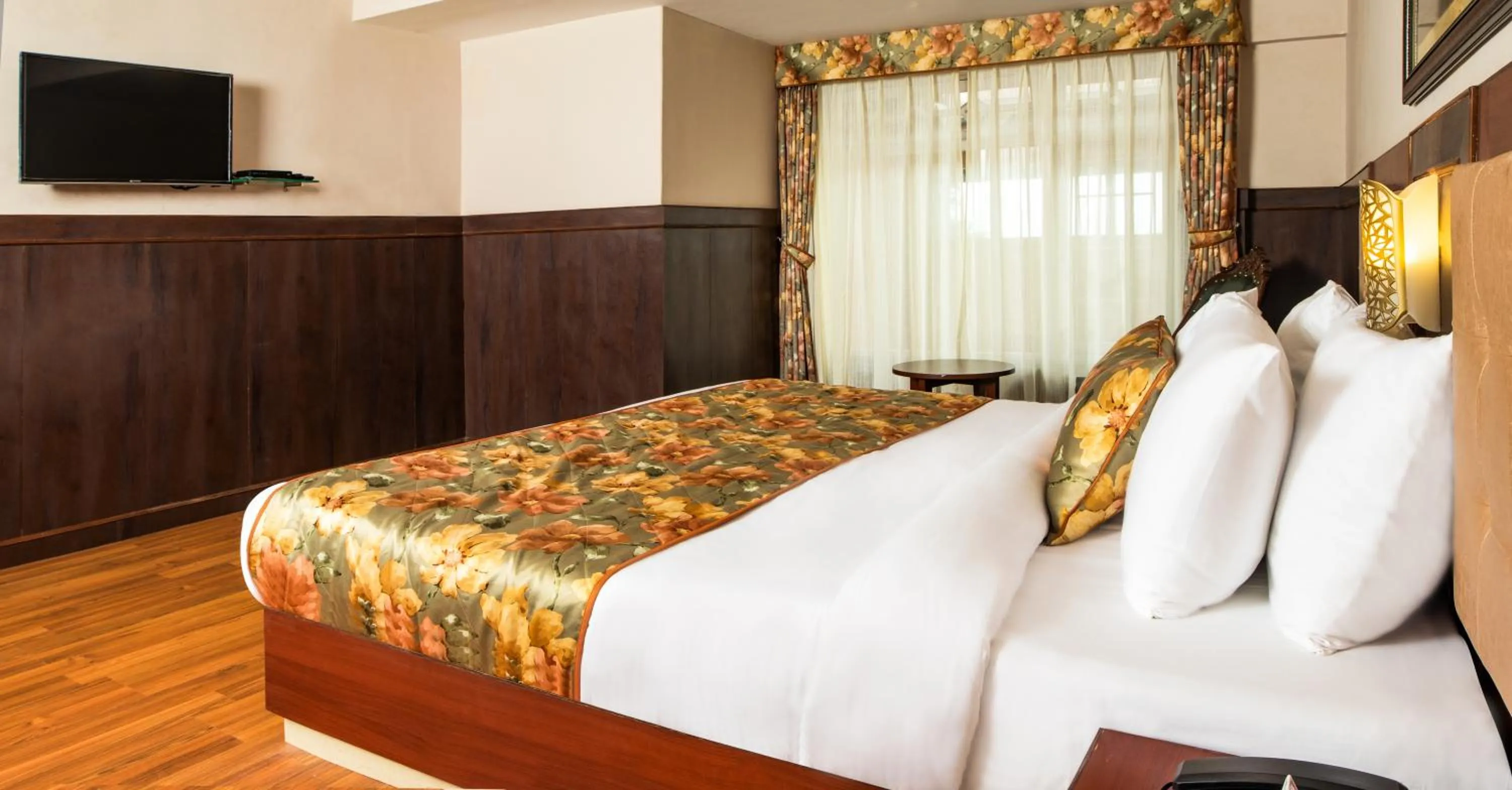 Bed in Summit Oakden Resort & Spa Mall Road