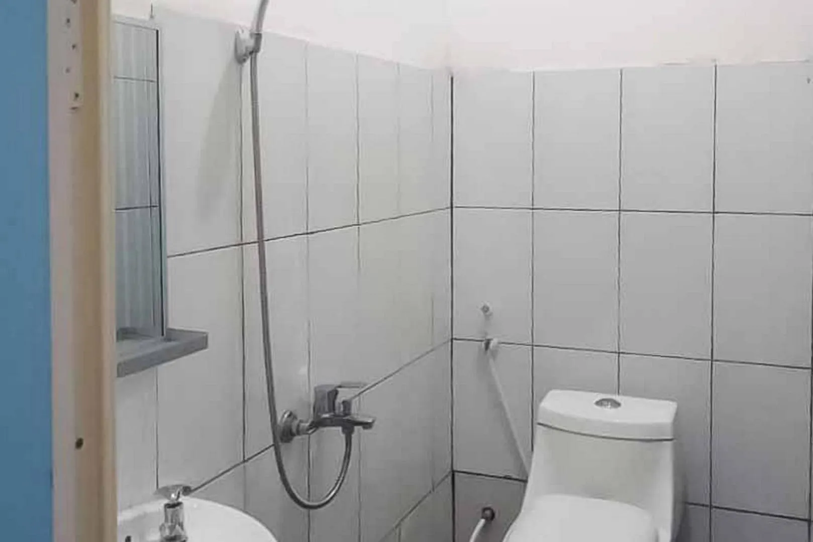 Bathroom in RedDoorz near Alun Alun Magetan