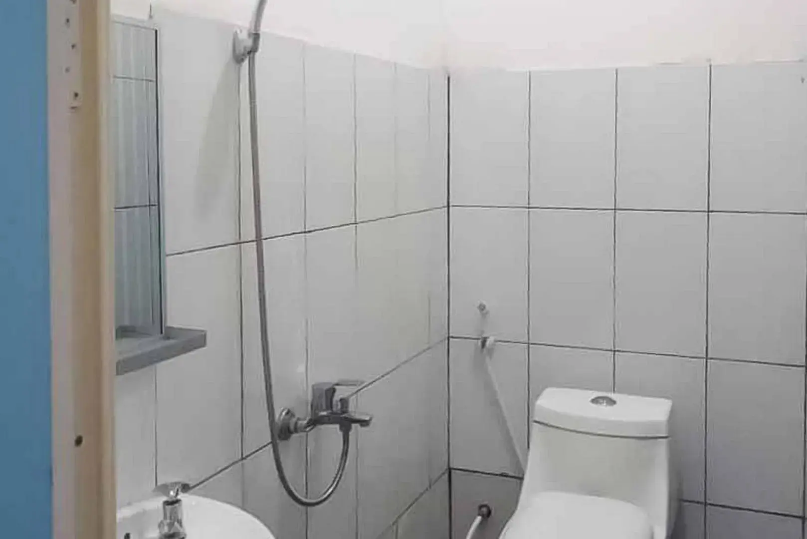 Bathroom in RedDoorz near Alun Alun Magetan Bathroom in RedDoorz near Alun Alun Magetan