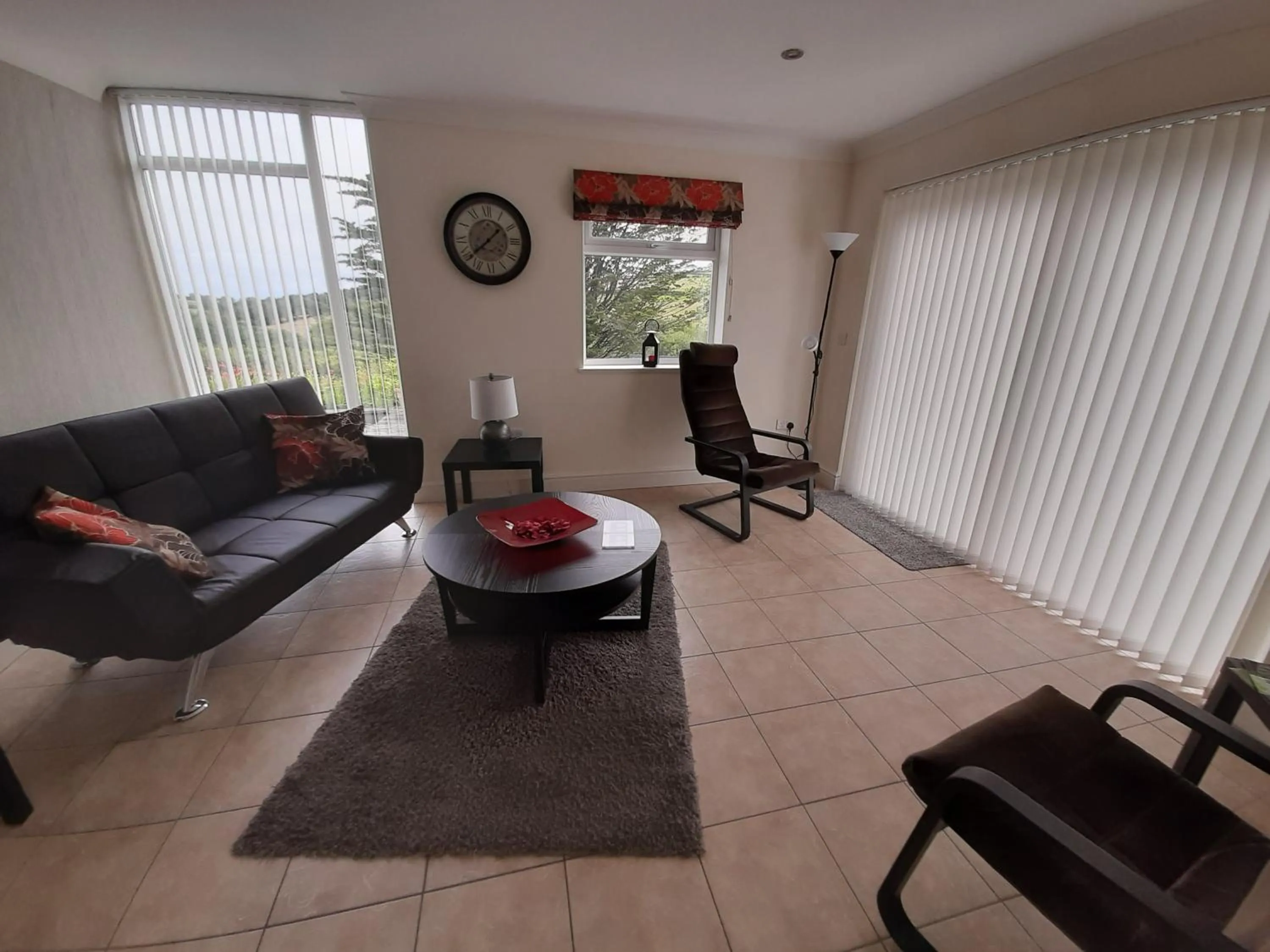 Lounge or bar in At Cedar Lodge Apartment