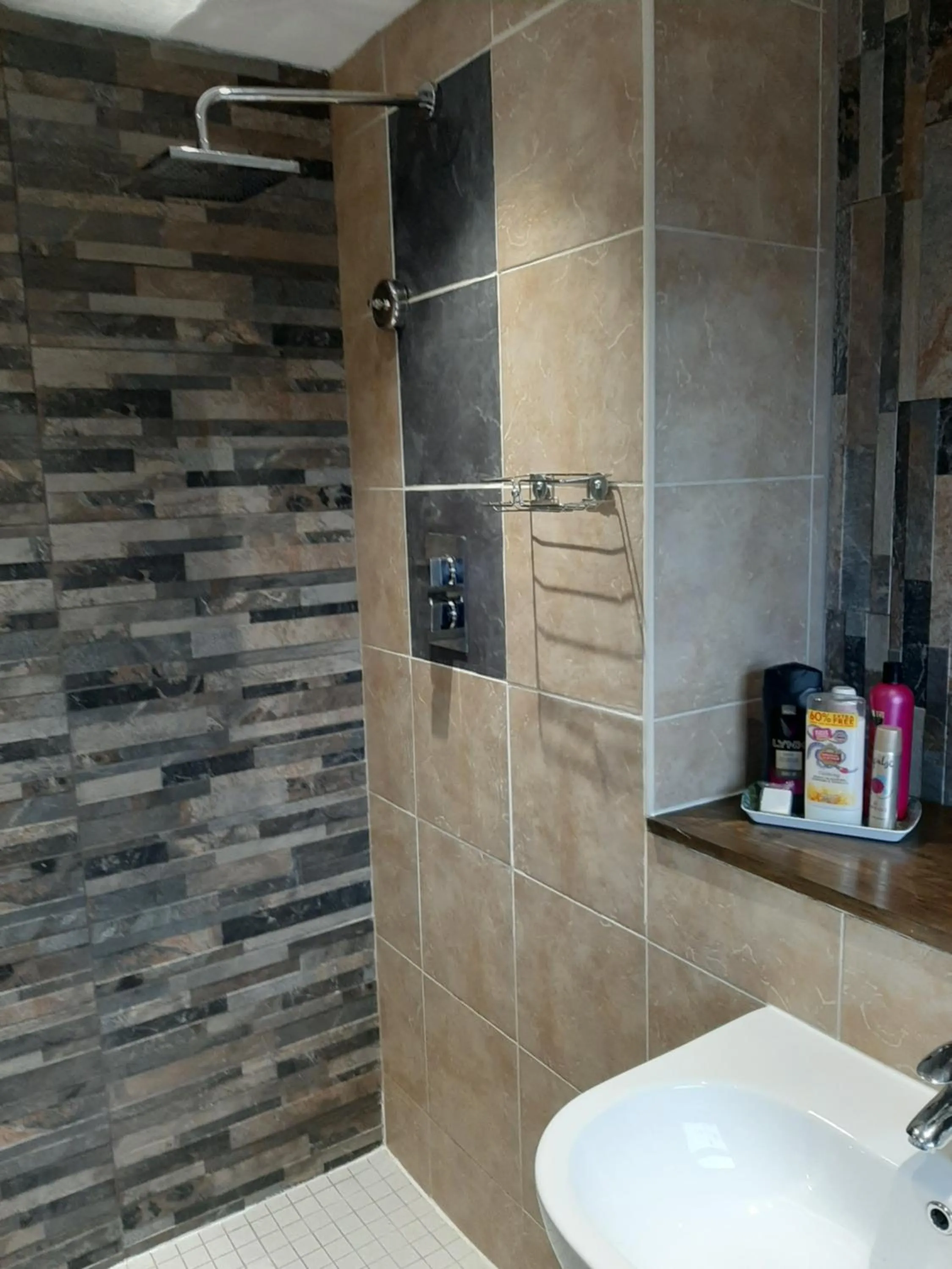 Bathroom in At Cedar Lodge Apartment