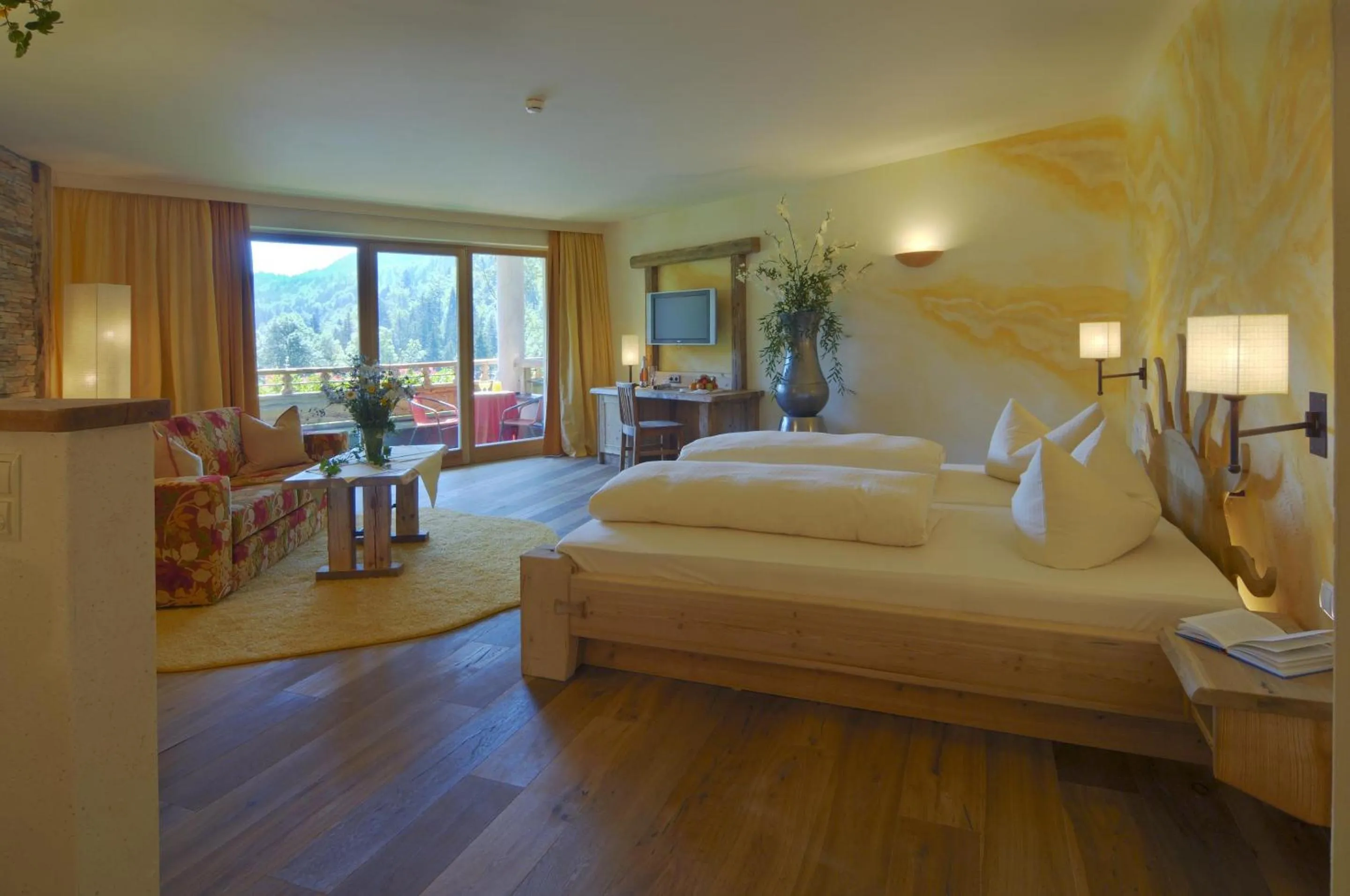 Bedroom, Bed in Feuriger Tatzlwurm Berghotel & Spa, BW Signature Collection