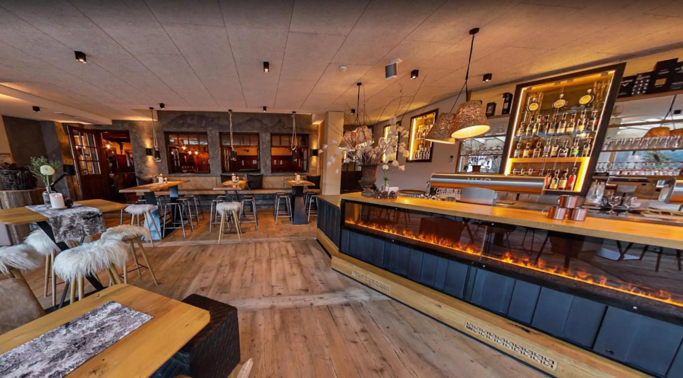 Lounge or bar in Feuriger Tatzlwurm Berghotel & Spa, BW Signature Collection Lounge or bar in Feuriger Tatzlwurm Berghotel & Spa, BW Signature Collection