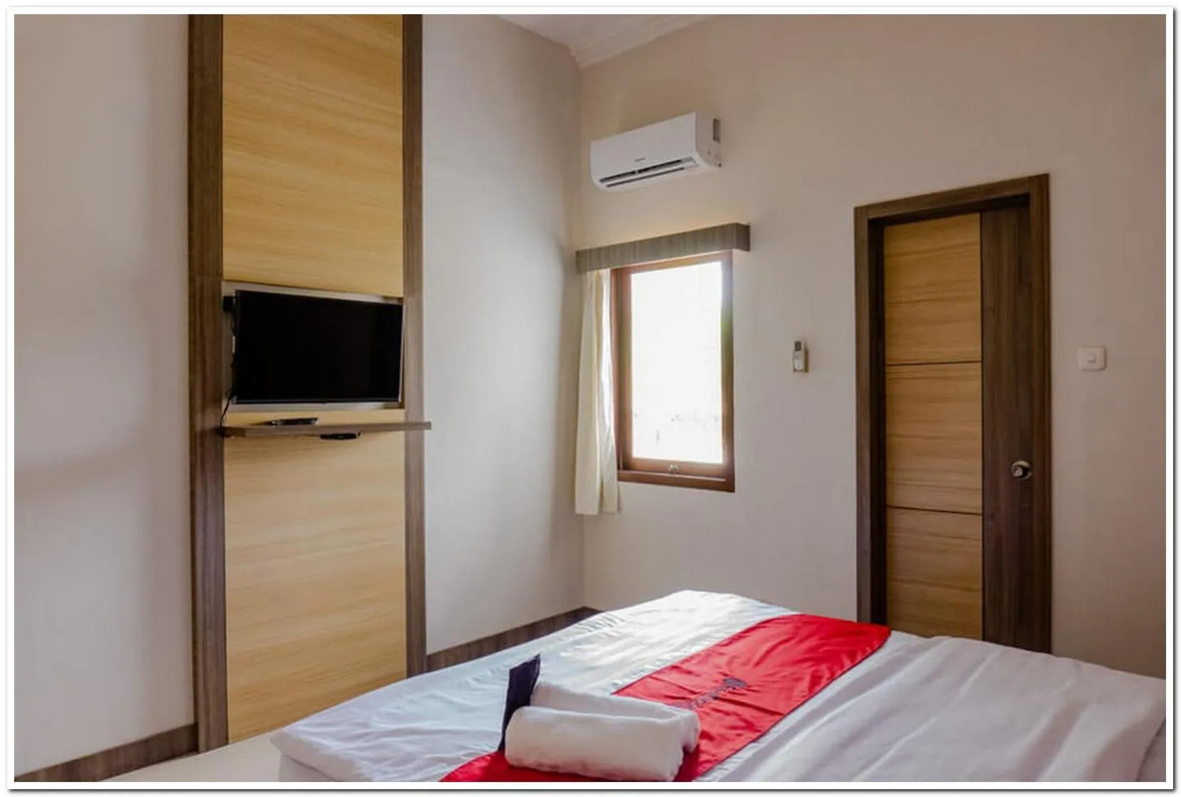 Bed in RedDoorz near Jogja City Mall 4