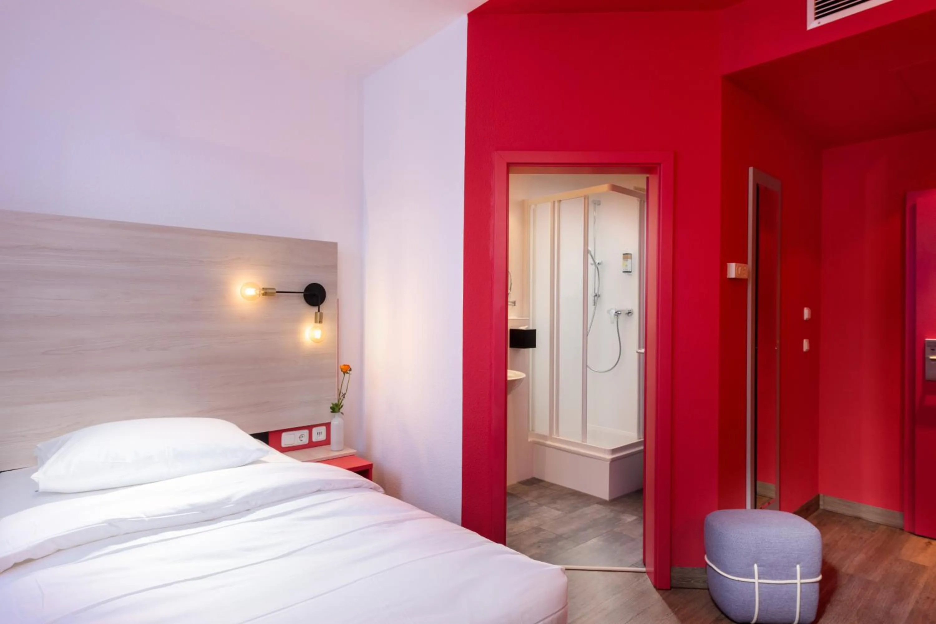 Photo of the whole room, Bed in greet Berlin Alexanderplatz