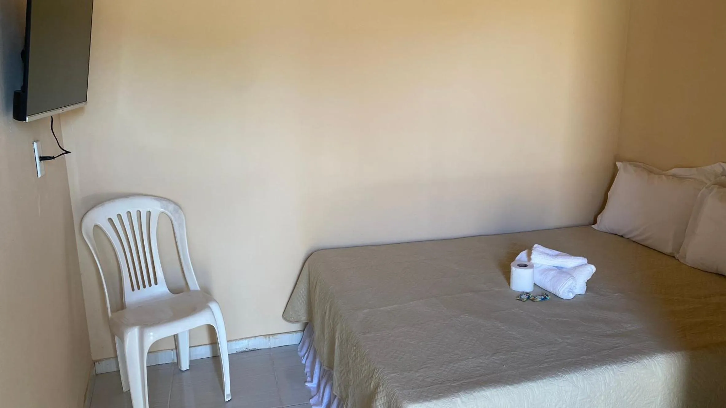 Property building, Bed in Pousada Floripes