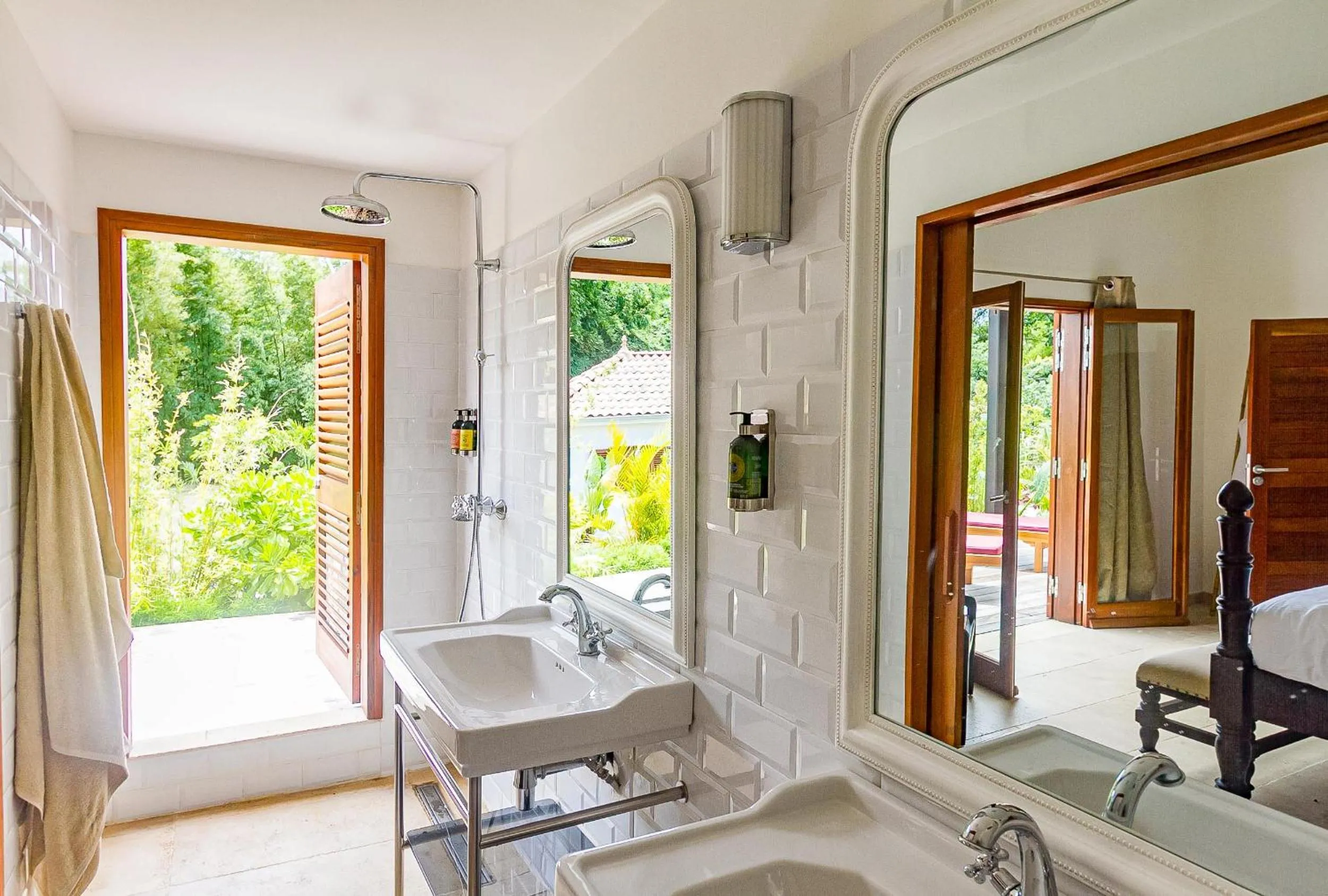 Bathroom, Bed in Habitation Saint Charles - Hôtel de Charme & Spa