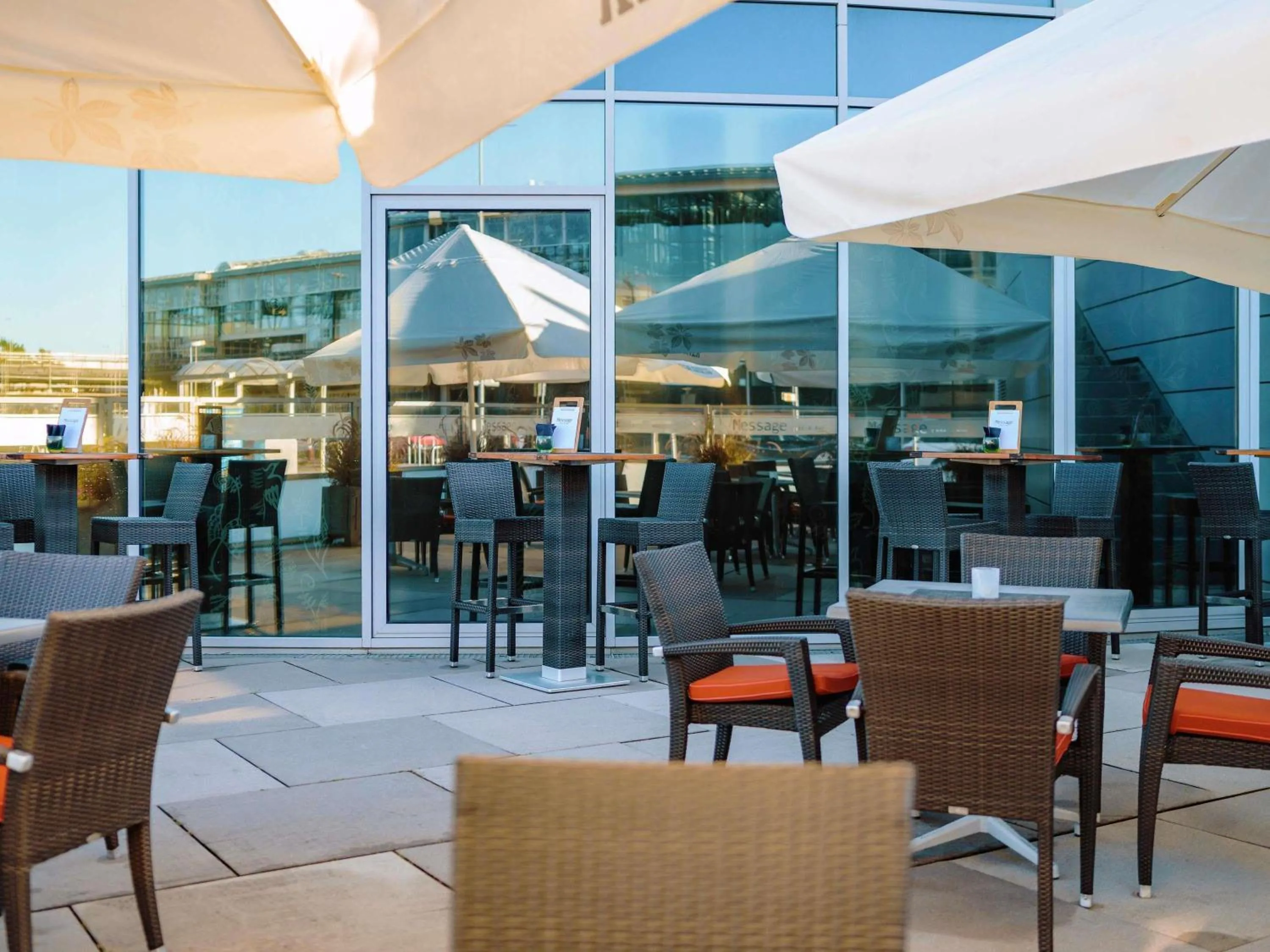 Lounge or bar in Mövenpick Hotel Stuttgart Airport