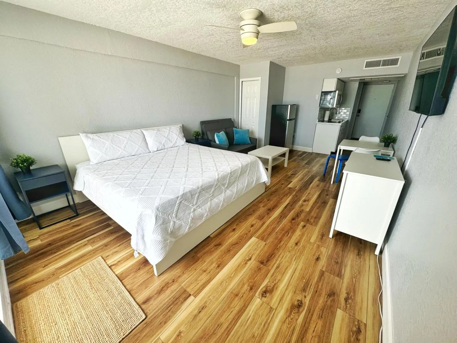 Bed in Daytona Inn Studios