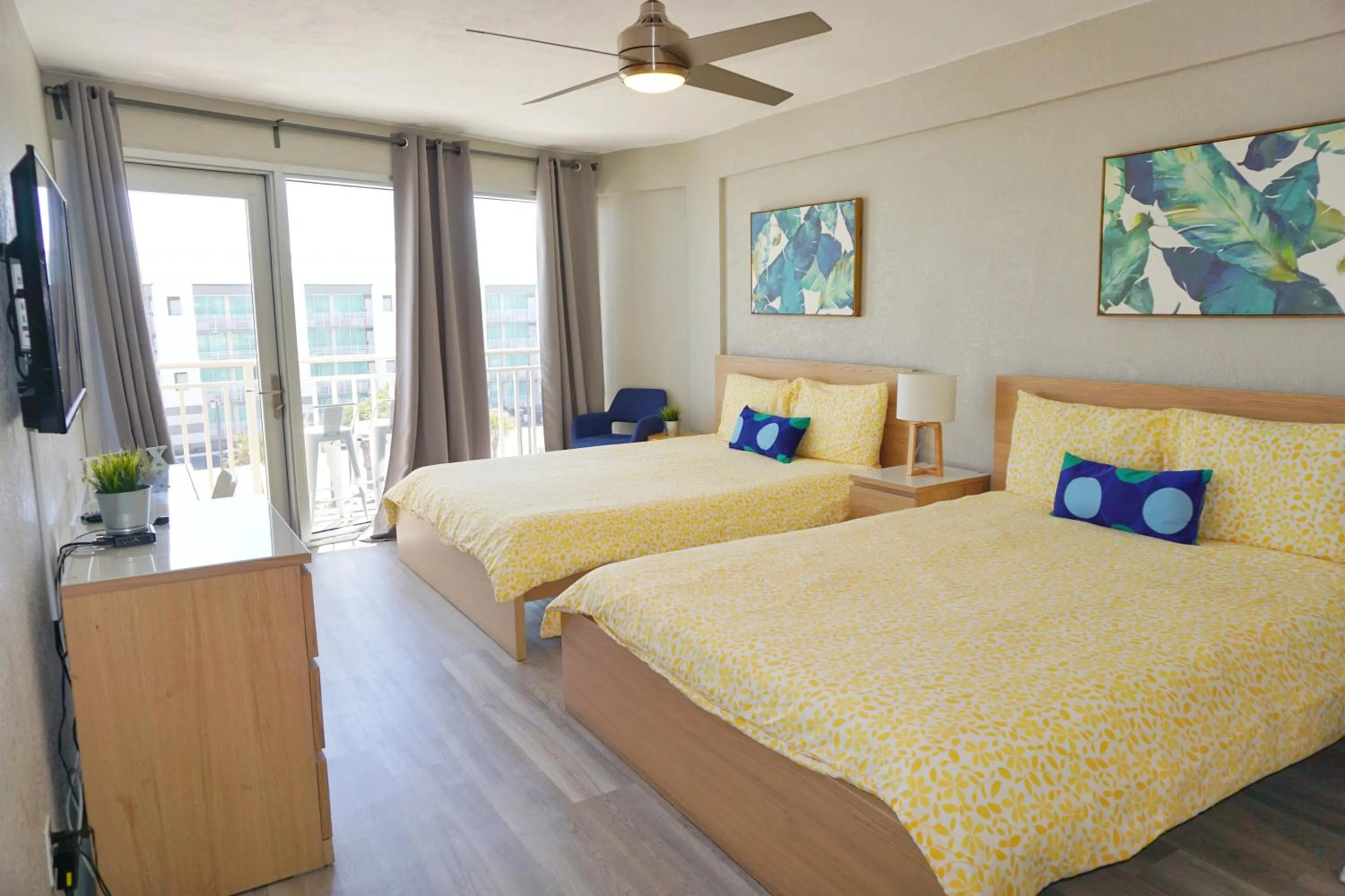 Bed in Daytona Inn Studios