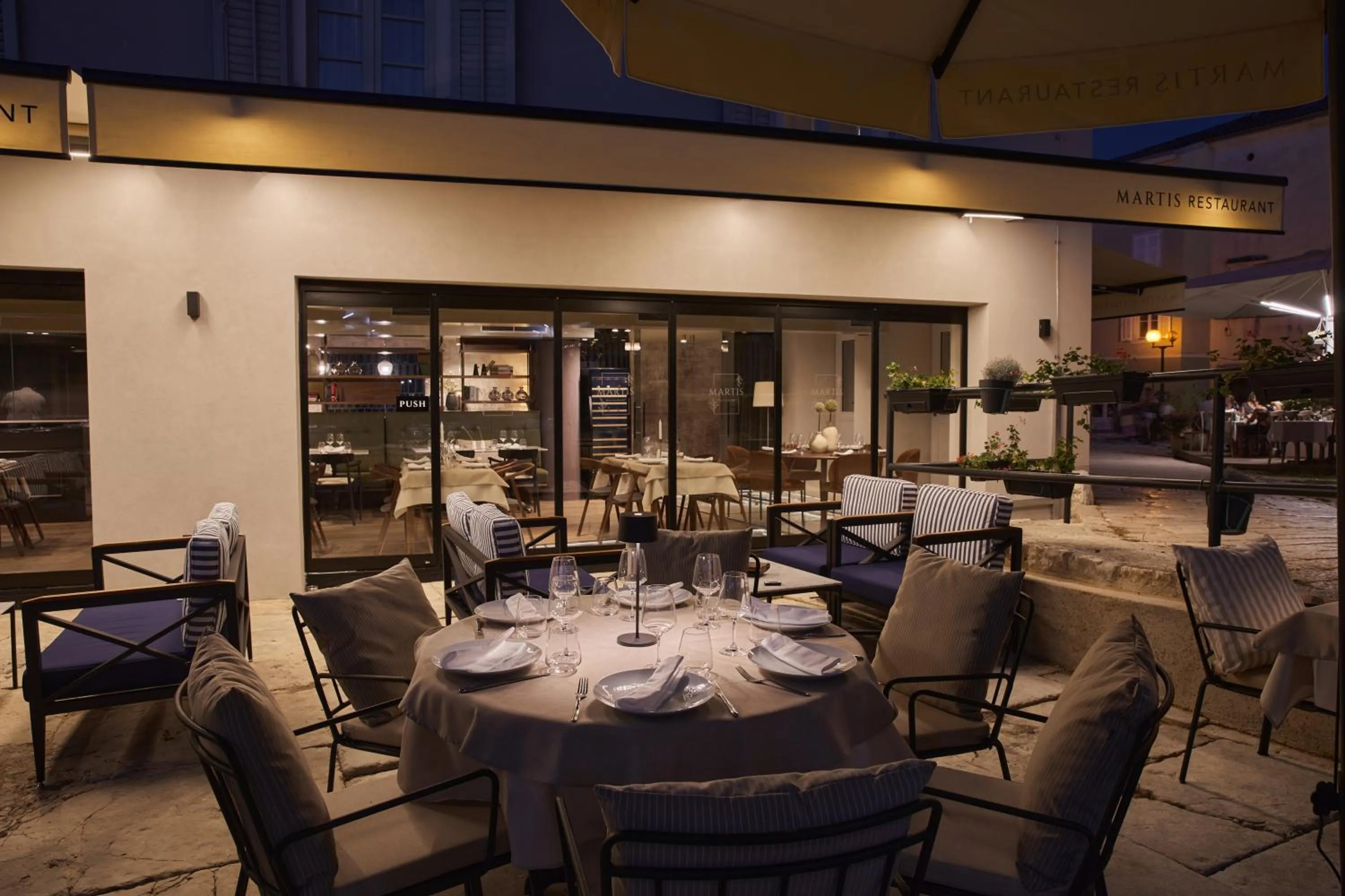 Restaurant/places to eat in Martis Forum Heritage Hotel & Residence