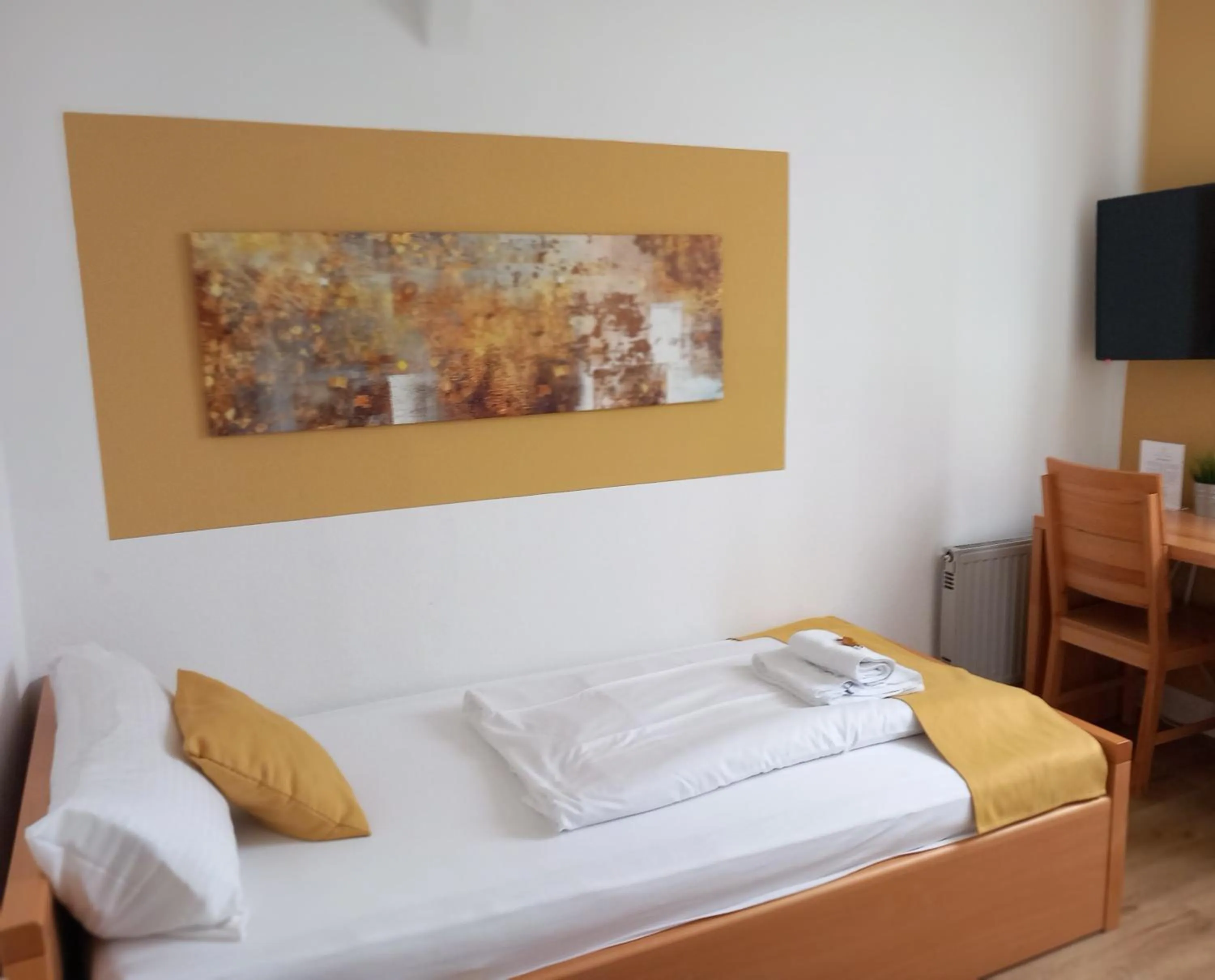 Evening entertainment, Bed in Hotel Karolinger - Self Check-In