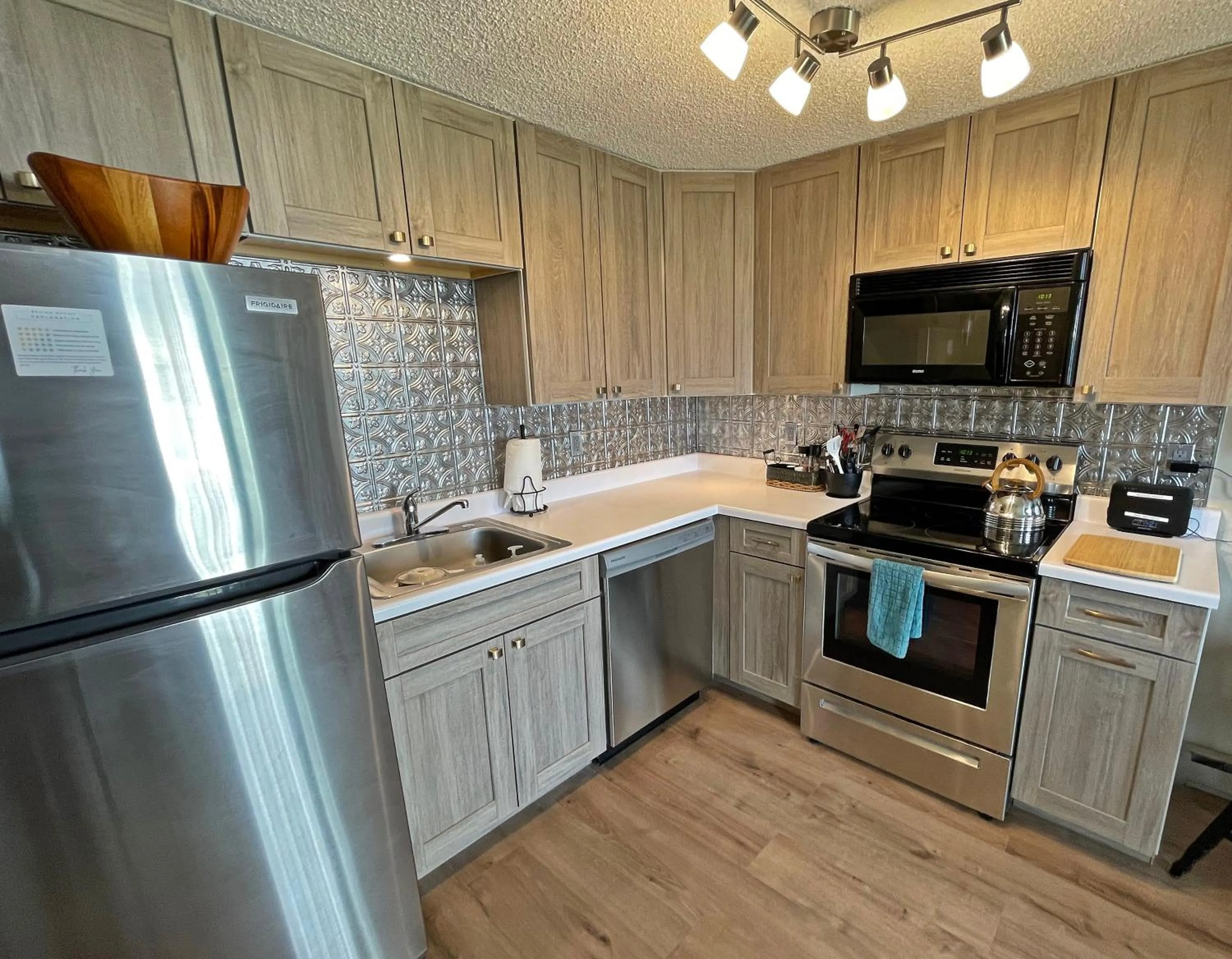 Stroll to Slopes, Village Area, Ski in-Out MtLodge 210