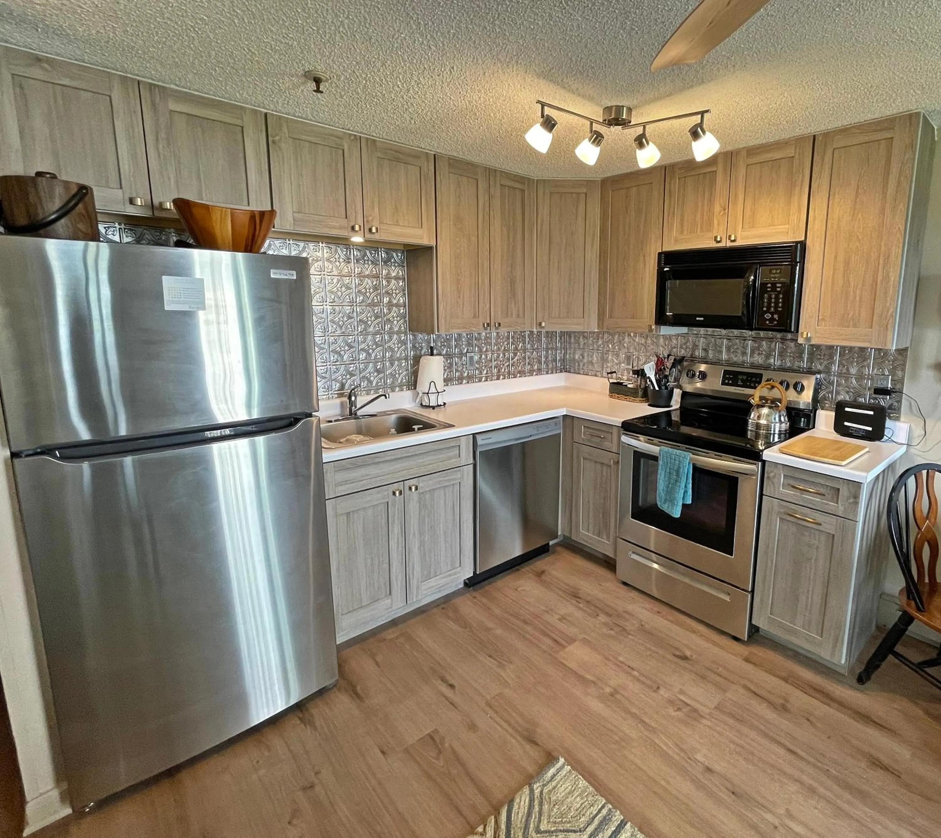 Stroll to Slopes, Village Area, Ski in-Out MtLodge 210