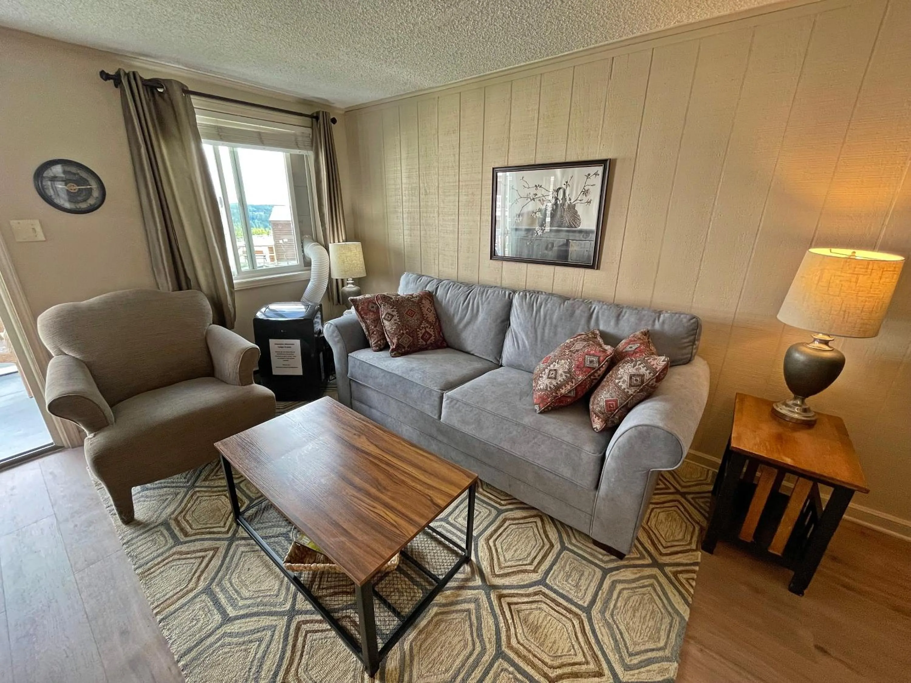 Stroll to Slopes, Village Area, Ski in-Out MtLodge 210