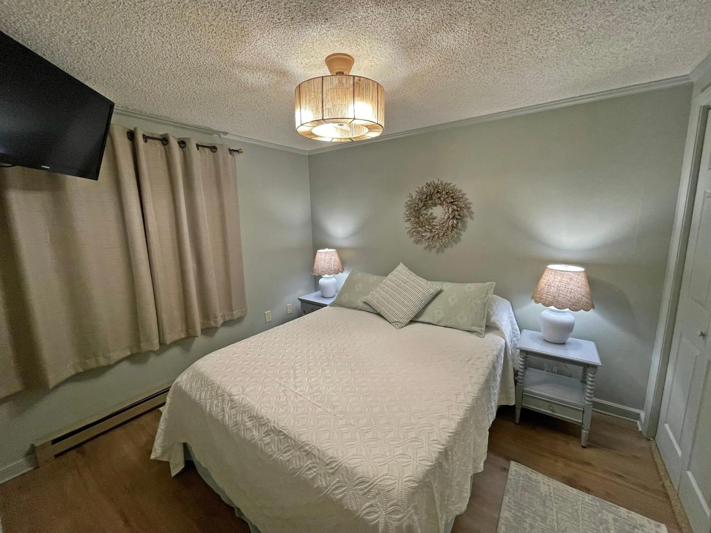 Bed in Stroll to Slopes, Village Area, Ski in-Out MtLodge 210