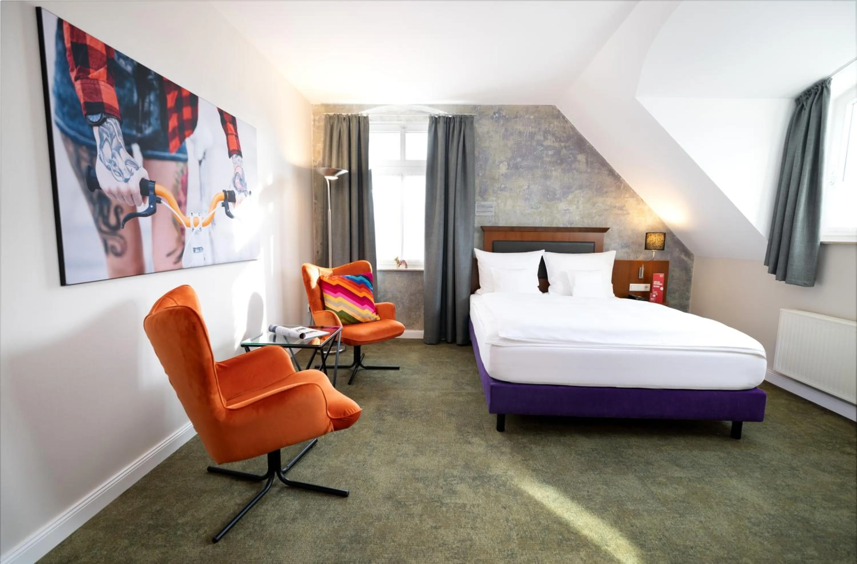 Seating area, Bed in Kochs Stadthotel