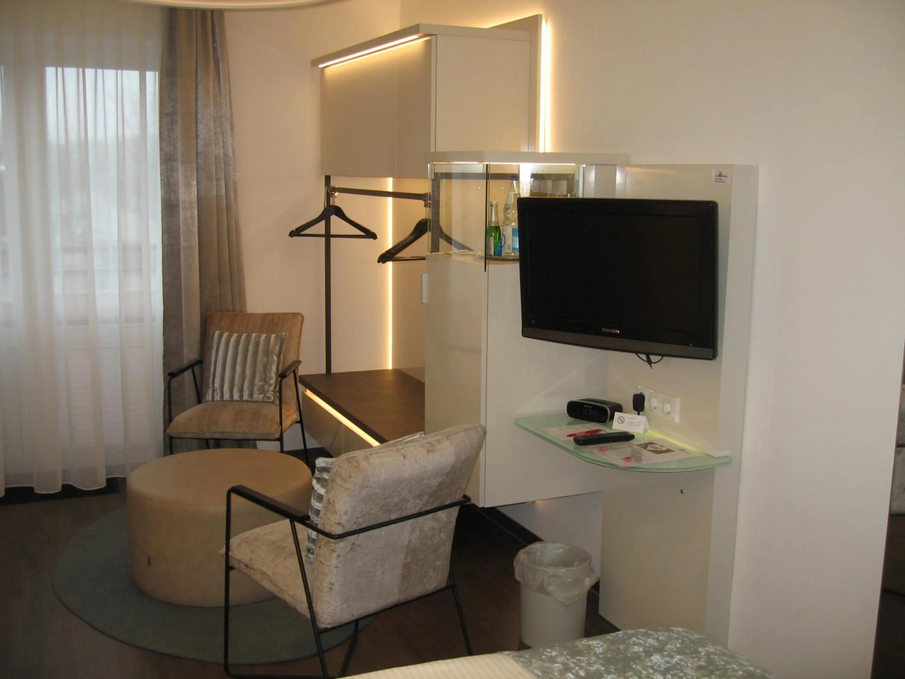 Communal lounge/ TV room in Hotel Windjammer