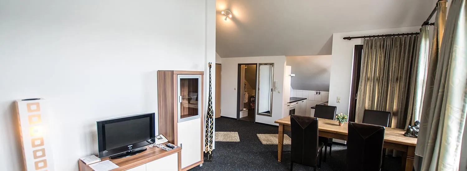 Communal lounge/ TV room, Bed in BurgStadt-Hotel