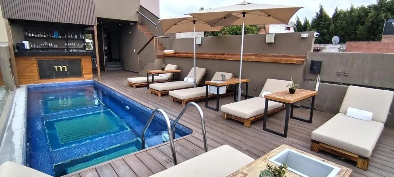 Swimming pool in Hotel Madi