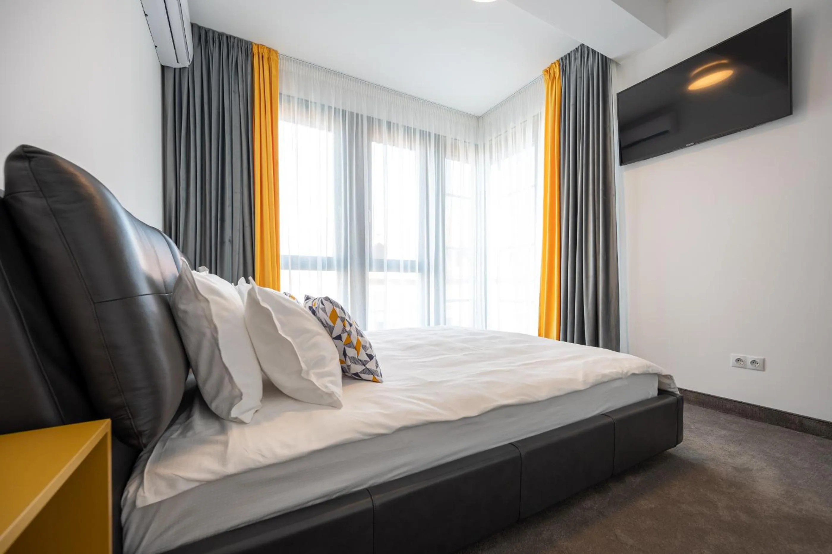 Bedroom, Bed in Calvin