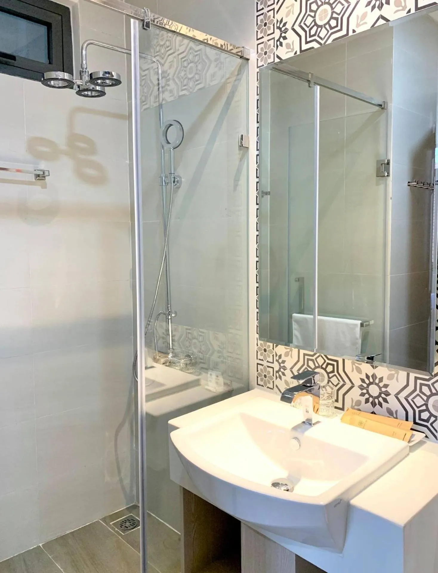 Bathroom in Golden Inn Hotel