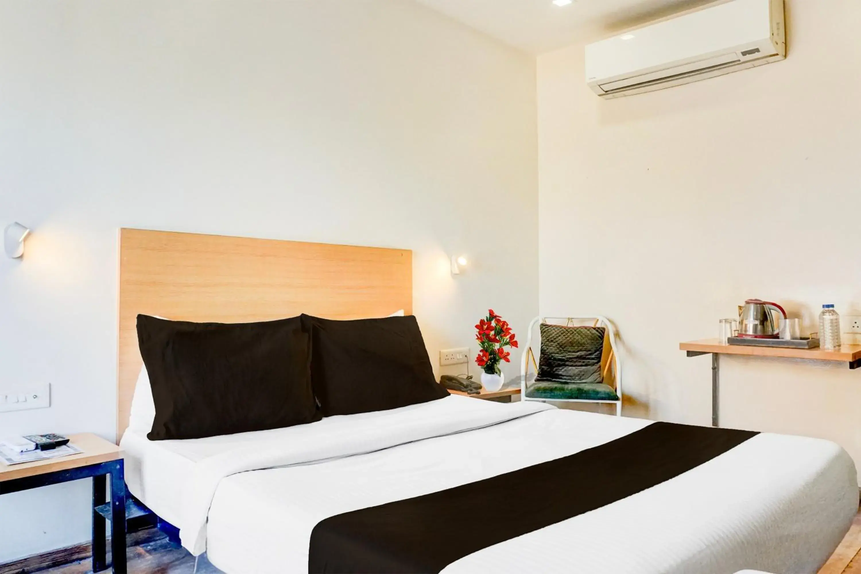 Bedroom, Bed in Super Townhouse MG Road Pune Bedroom, Bed in Super Townhouse MG Road Pune