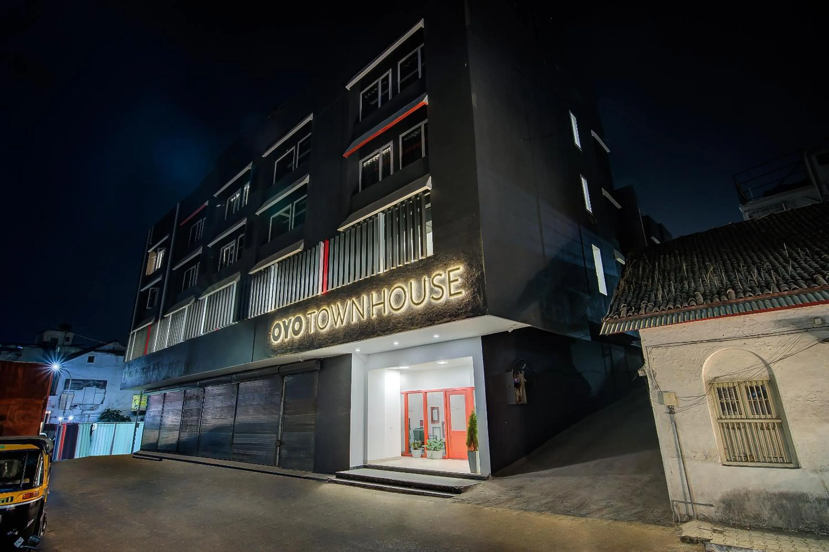 Facade/entrance in Super Townhouse MG Road Pune